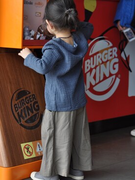 「xxbyのアイテム（Tシャツ/カットソー、ブルー系）」を使った、Aimiさん（レディース）の冬コーディネート