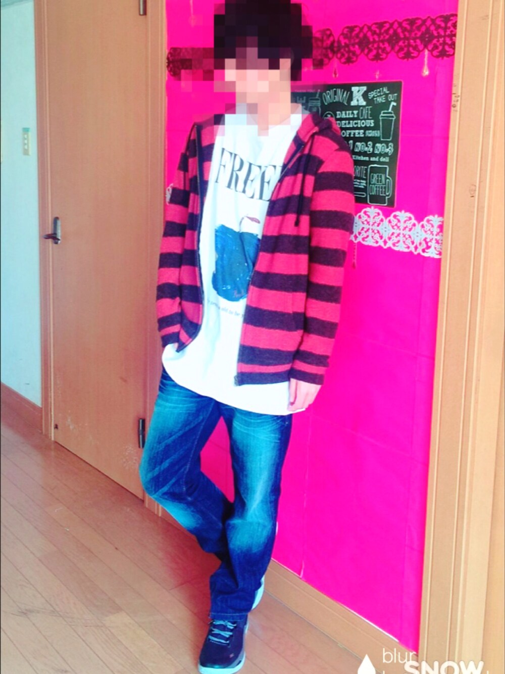 ホワイト系のTシャツ/カットソー、レッド系のパーカーを着用したメンズの春コーディネートの1枚目の写真