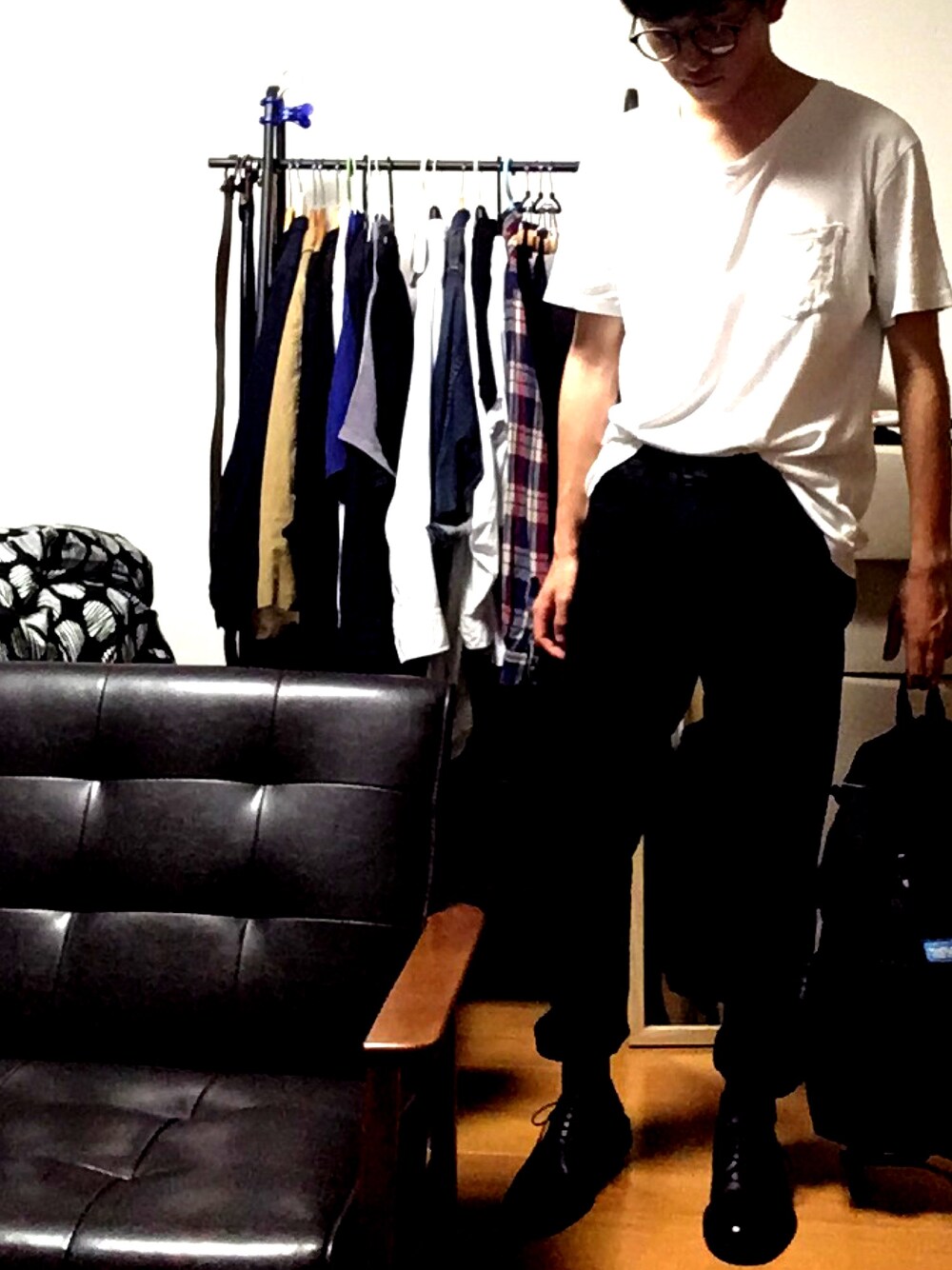 ブラック系のデニムパンツ、ブラック系のシューズ、ホワイト系のTシャツ/カットソーを着用したメンズの夏コーディネートの1枚目の写真