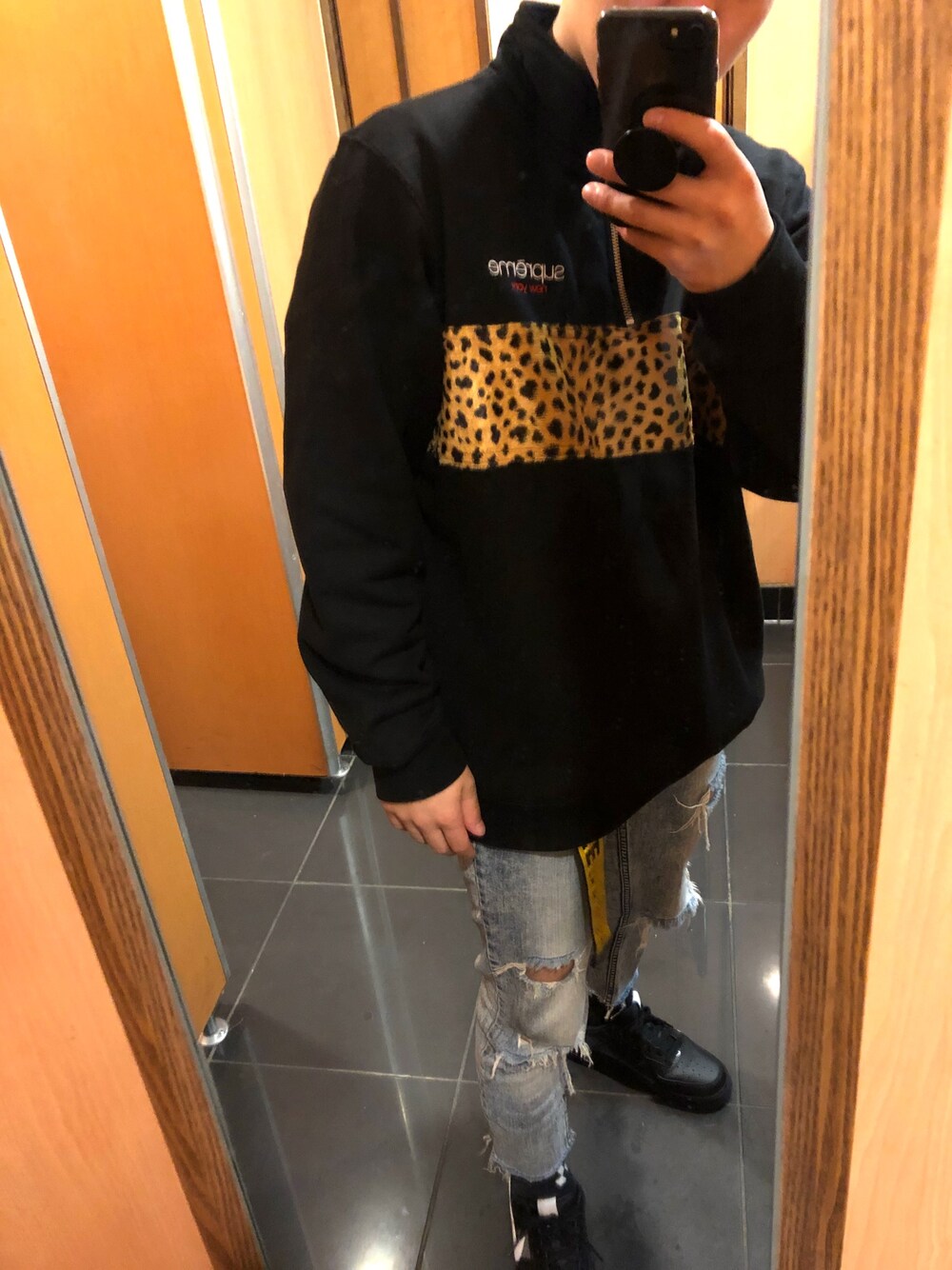 「デニムパンツ、NIKE、off white、supreme、低身長、おしゃれさんと繋がりたい、ootd、ストリート服が好き、秋のコーデ、レオパード」｜「Supreme のアイテム（スウェット、ブラック系）」を使った、しもりょさん（メンズ・153cm）の秋コーディネートの1枚目の写真