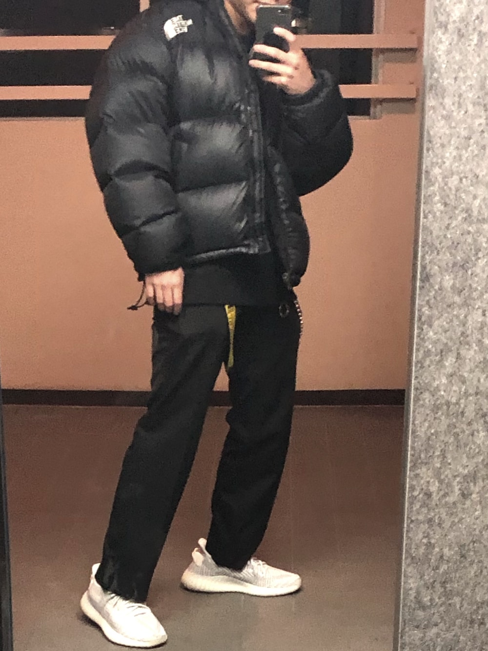 「冬コーデ、ダウンジャケット、THE NORTH FACE、yeezyboost、adidas originals、used、古着、ブラック、スニーカー、off white」｜「THE NORTH FACEのTHE NORTH FACE/ノースフェイス Nuptse Down Jacket（ダウンジャケット/コート、ブラック系）」を使った、しもりょさん（メンズ・153cm）の冬コーディネートの1枚目の写真