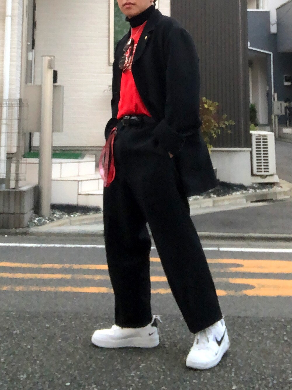 「差し色、セットアップ、春コーデ、スニーカー、休日スタイル、ジャケット、ブラック、低身長、ラフ、タックイン」｜「TOMORROWLAND のストレッチポンチ テーラードジャケット（テーラードジャケット、ブラック系）」を使った、しもりょさん（メンズ・153cm）の春コーディネートの1枚目の写真