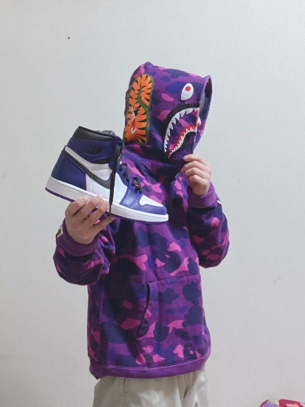 「スニーカーコーデ、GU、オーバーサイズ、おしゃれさんと繋がりたい、低身長、低身長好きと繋がりたい、AIR JORDAN、NIKE、休日スタイル、ベージュ」｜「A BATHING APEのCOLOR CAMO SHARK WIDE PULLOVER HOODIE M（パーカー、パープル系）」を使った、しもりょさん（メンズ・153cm）の春コーディネートの1枚目の写真