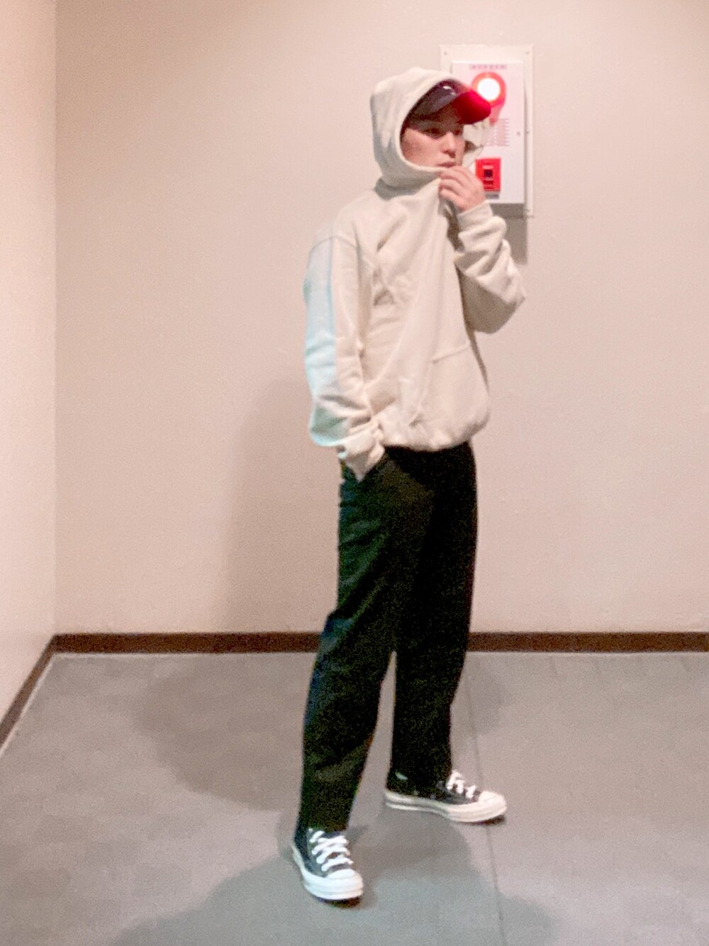 「秋のマイ旬スタイル、ビッグシルエット、低身長、converse、CT70s、低身長好きと繋がりたい、パーカー、スニーカー、ootd、ブラック」｜「GILDANのGILDAN/ギルダン/ベーシックヘビーオンスプルオーバーパーカー/8oz HeavyCottonBland PulloverHoodie（パーカー、ベージュ系）」を使った、しもりょさん（メンズ・153cm）の秋コーディネートの1枚目の写真
