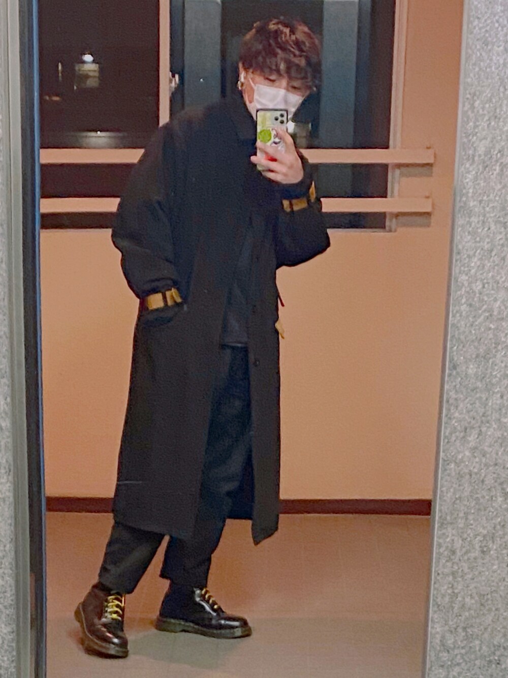 「大人コーデ、おしゃれさんと繋がりたい、ブラック、低身長、低身長好きと繋がりたい、コート、ワントーンコーデ、シェフパンツ、マスク、ootd」｜「KUUUPYのアイテム（トレンチコート、ブラック系）」を使った、しもりょさん（メンズ・153cm）の冬コーディネートの1枚目の写真