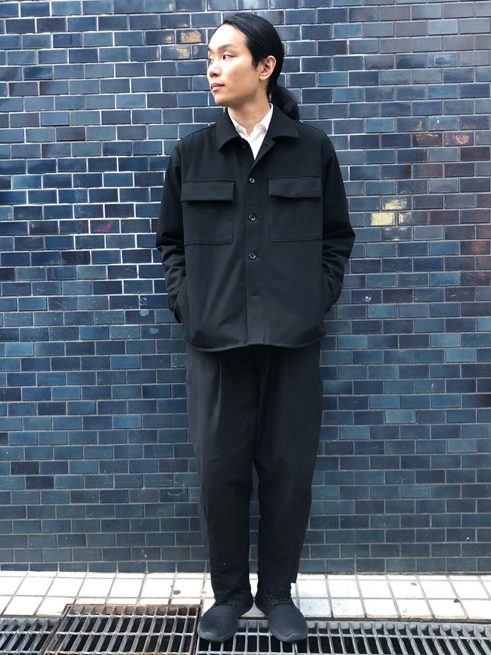 「秋のコーデ、きれいめカジュアル、モノトーン、ブラックコーデ、New Balance、ゆるコーデ、Johnbull Private labo、johnbull、ジョンブル　プライベート　ラボ(Johnbull Private labo)、ジョンブル」｜「Johnbullのサーモライトシーピーオーシャツ（その他アウター、ブラック系）」を使った、kyamiさん（メンズ・175cm）の秋コーディネートの1枚目の写真