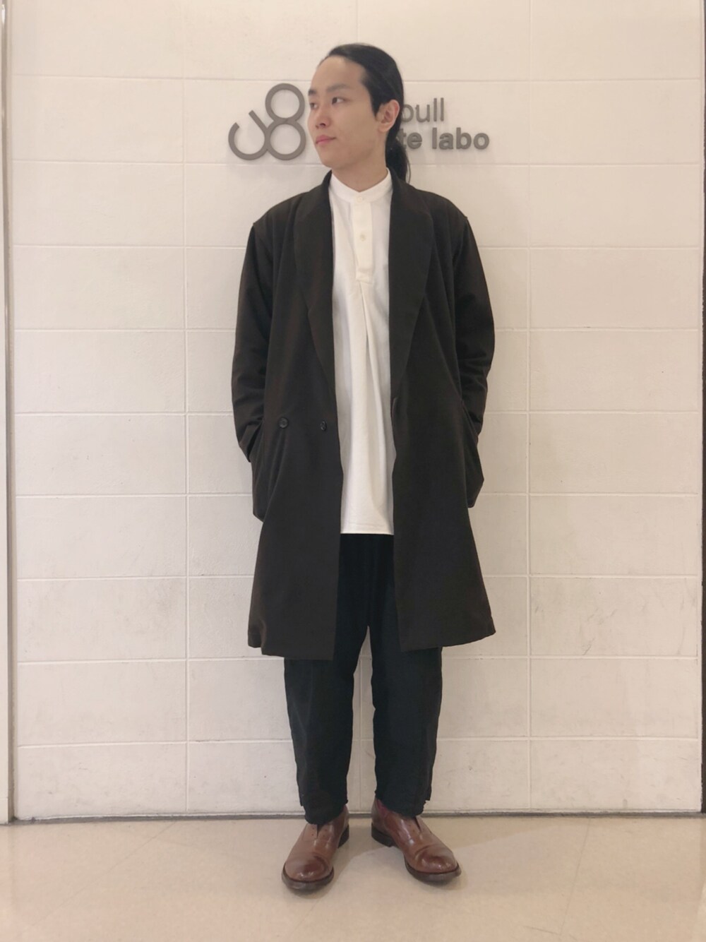 「ジョンブル、ジョンブル　プライベート　ラボ(Johnbull Private labo)、Johnbull Private labo、johnbull、大人カジュアル、シンプル、オーバーサイズ、秋のコーデ、シャツスタイル、モノトーン」｜「Johnbull Private laboのサーモライトオーバーコート（チェスターコート、ブラウン系）」を使った、kyamiさん（メンズ・175cm）の秋コーディネートの1枚目の写真