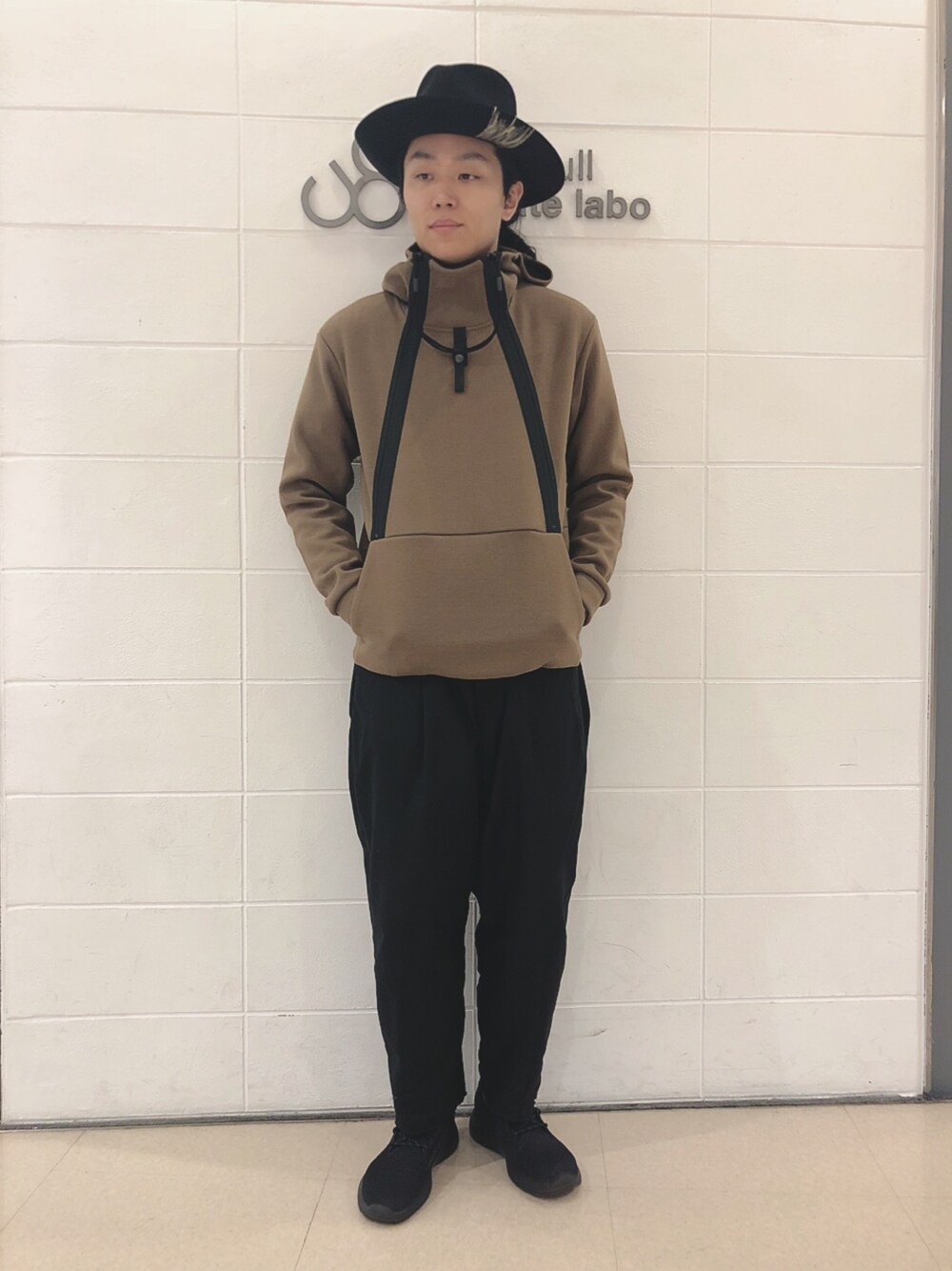 「ジョンブル、ジョンブル　プライベート　ラボ(Johnbull Private labo)、Johnbull Private labo、johnbull、シンプル、大人カジュアル、ootd、秋冬、ワイドパンツ、キレイめ」｜「Scyeのアイテム（パーカー、ベージュ系）」を使った、kyamiさん（メンズ・175cm）の秋コーディネートの1枚目の写真