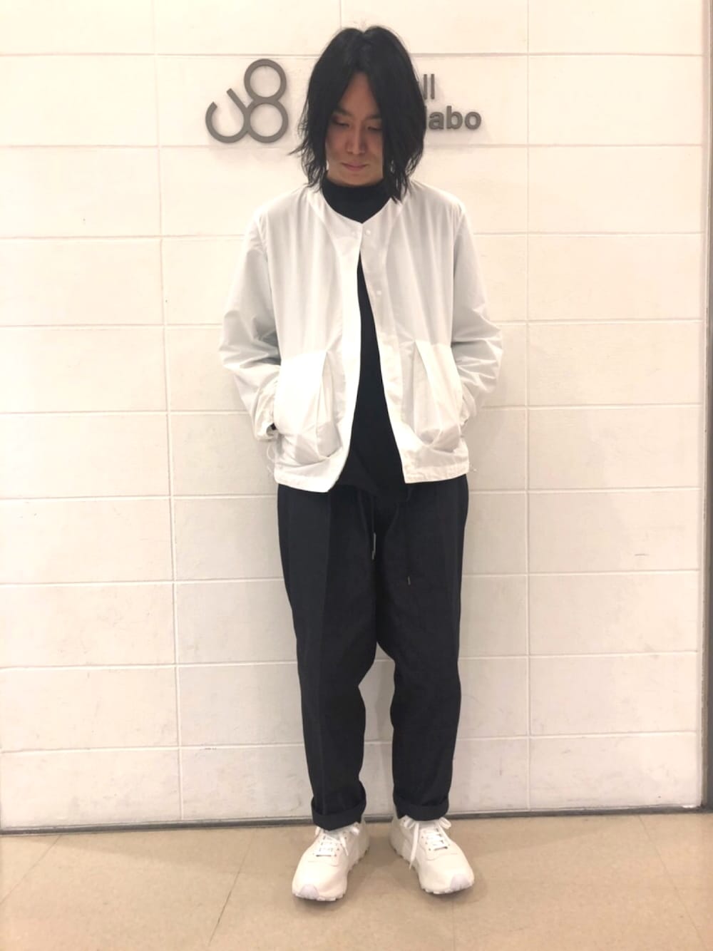 「ジョンブル　プライベート　ラボ(Johnbull Private labo)、ジョンブル、Johnbull Private labo、johnbull、スニーカーコーデ、シンプル、モノトーン、スポーツミックス、カジュアル、デニム」｜「Johnbullのリップストップブルゾン（ブルゾン、ホワイト系）」を使った、kyamiさん（メンズ・175cm）の春コーディネートの1枚目の写真