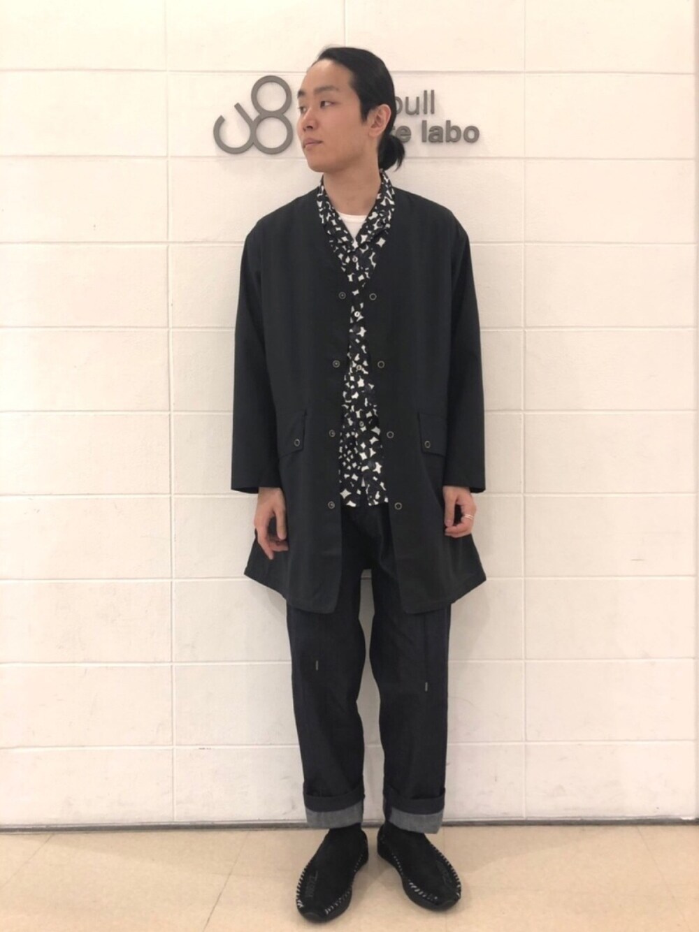 「ジョンブル、ジョンブル　プライベート　ラボ(Johnbull Private labo)、Johnbull Private labo、johnbull、ブラックコーデ、夏コーデ、デニム、シンプル、ワントーンコーデ、モードストリート」｜「Johnbullのクールドットコート（ノーカラージャケット、ブラック系）」を使った、kyamiさん（メンズ・175cm）の春コーディネートの1枚目の写真
