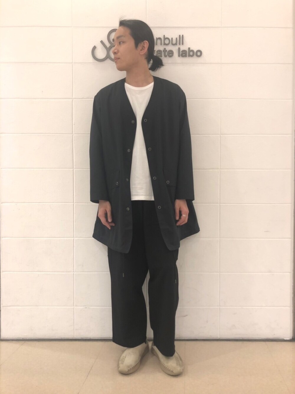 「シンプル、大人カジュアル、ブラック、モノトーン、スリッポン、ミリタリー、ジョンブル、ジョンブル　プライベート　ラボ(Johnbull Private labo)、johnbull、Johnbull Private labo」｜「Johnbullのクールドットコート（ノーカラージャケット、ブラック系）」を使った、kyamiさん（メンズ・175cm）の春コーディネートの1枚目の写真