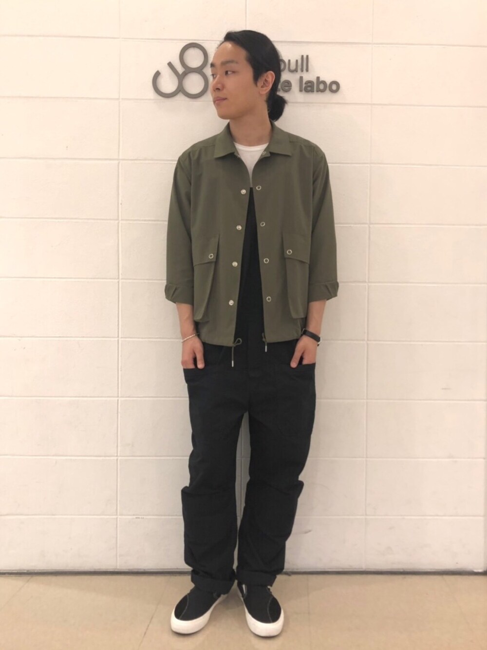 「ジョンブル　プライベート　ラボ(Johnbull Private labo)、ジョンブル、Johnbull Private labo、johnbull、きれいめカジュアル、春コーデ、スリッポン、ワーク、ミリタリー、シンプルコーデ」｜「Johnbullのクールドットシャツブルゾン（ブルゾン、グリーン系）」を使った、kyamiさん（メンズ・175cm）の春コーディネートの1枚目の写真