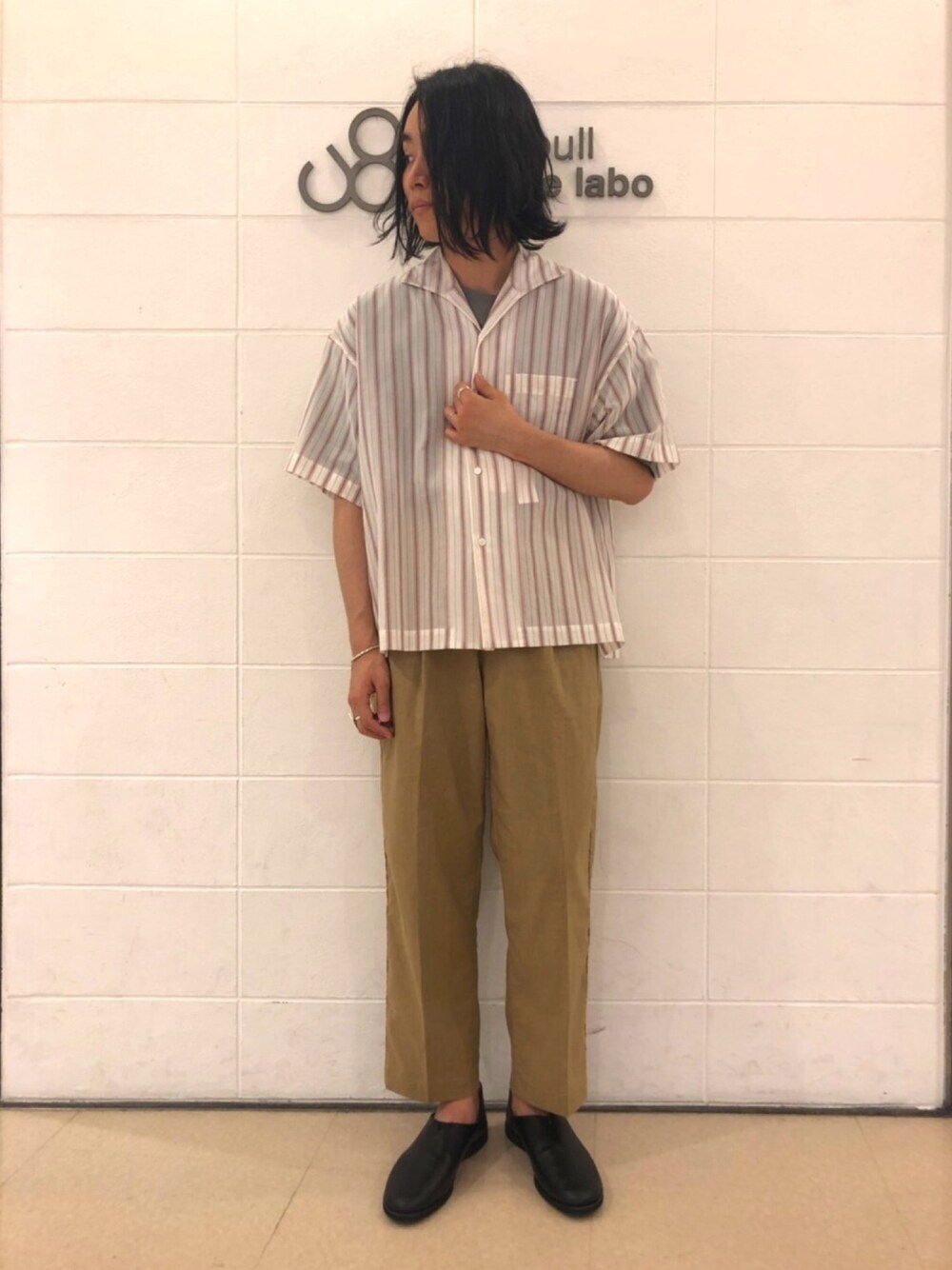 「ジョンブル、ジョンブル　プライベート　ラボ(Johnbull Private labo)、Johnbull Private labo、johnbull、シンプルコーデ、オトナカジュアル、ワイドパンツ、白シャツ、シャツスタイル、オープンカラーシャツ」｜「UNDECORATEDの【UNDECORATED】コットンストライプSSシャツ（シャツ/ブラウス、レッド系）」を使った、kyamiさん（メンズ・175cm）の春コーディネートの1枚目の写真