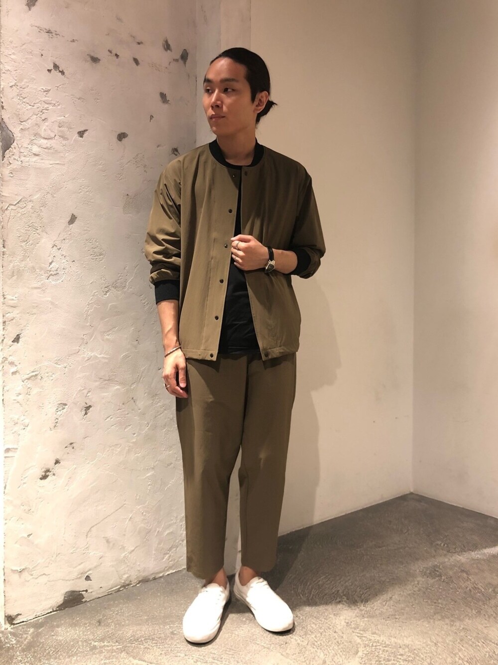 「ジョンブル、ジョンブル　プライベート　ラボ(Johnbull Private labo)、Johnbull Private labo、johnbull、セットアップ、アキコーデ、オトナカジュアル、シンプルコーデ、きれいめカジュアル、大人コーデ」｜「Johnbullの４WAYストレッチナイロンブルゾン（ブルゾン、グリーン系）」を使った、kyamiさん（メンズ・175cm）の夏コーディネートの1枚目の写真