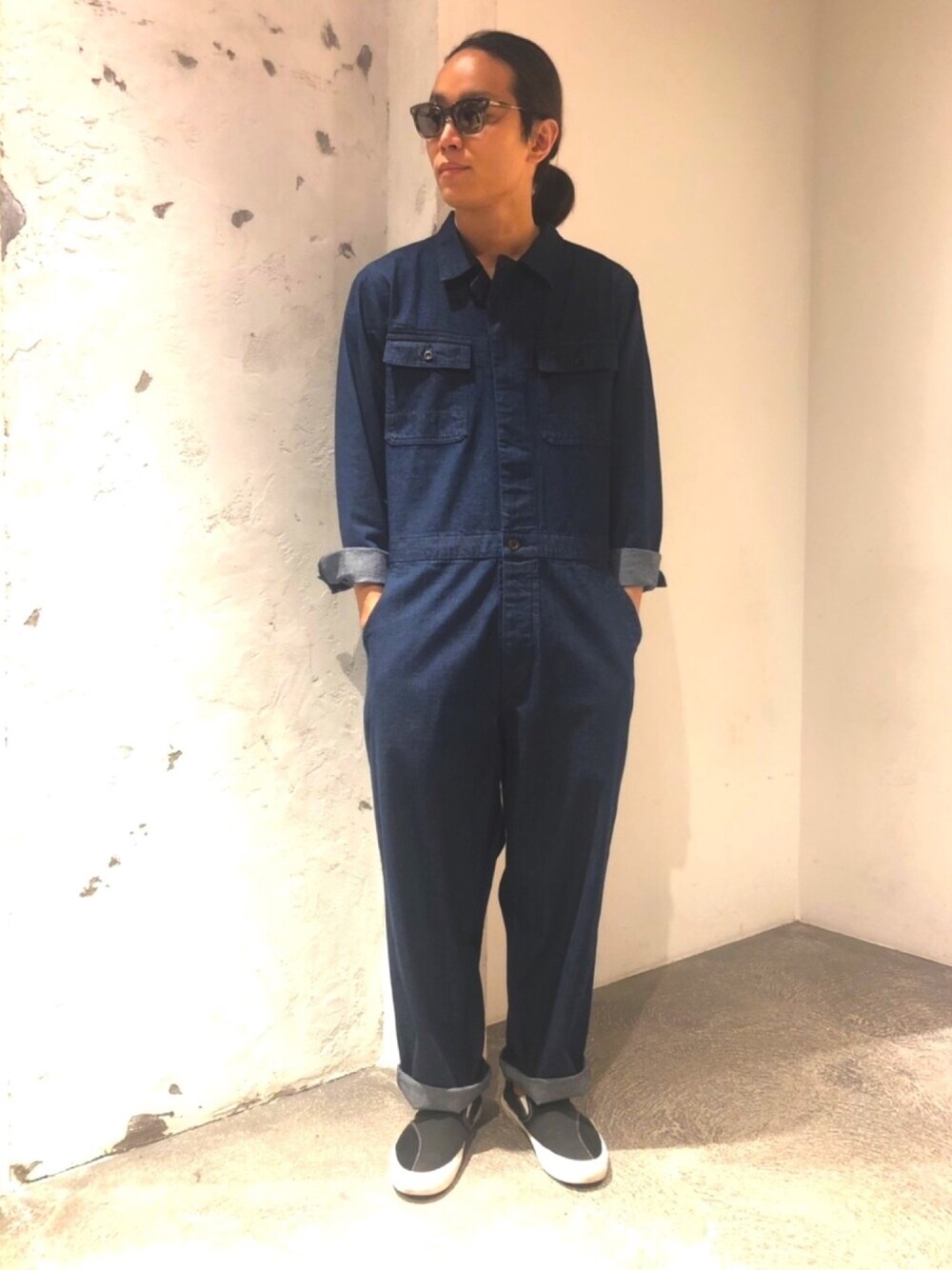 「ジョンブル、ジョンブル　プライベート　ラボ(Johnbull Private labo)、Johnbull Private labo、johnbull、オールインワン、つなぎ、カジュアル、デニム、サングラス、きれいめカジュアル」｜「Johnbull Private laboのアイテム（つなぎ/オールインワン、ブルー系）」を使った、kyamiさん（メンズ・175cm）の夏コーディネートの1枚目の写真