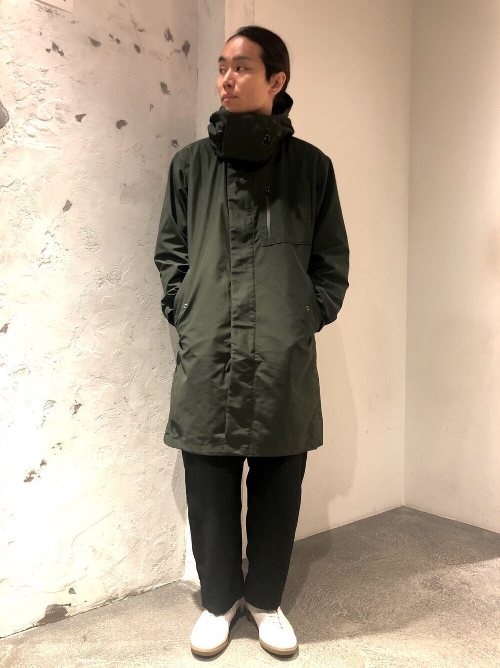 「ジョンブル、ジョンブル　プライベート　ラボ(Johnbull Private labo)、Johnbull Private labo、johnbull、秋のコーデ、コート、きれいめカジュアル、大人コーデ、ワイドパンツ、今日のコーデ」｜「Johnbullのユーティリティーコート（その他アウター、グリーン系）」を使った、kyamiさん（メンズ・175cm）の夏コーディネートの1枚目の写真