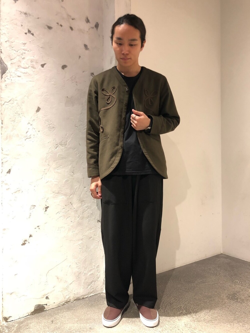 「ジョンブル、ジョンブル　プライベート　ラボ(Johnbull Private labo)、Johnbull Private labo、johnbull、秋コーデ、ワイドパンツ、スリッポン、ノーカラージャケット、スタッフセンバツ、大人カジュアル」｜「Johnbull Private laboのアイテム（ジャケット/アウター、グリーン系）」を使った、kyamiさん（メンズ・175cm）の秋コーディネートの1枚目の写真