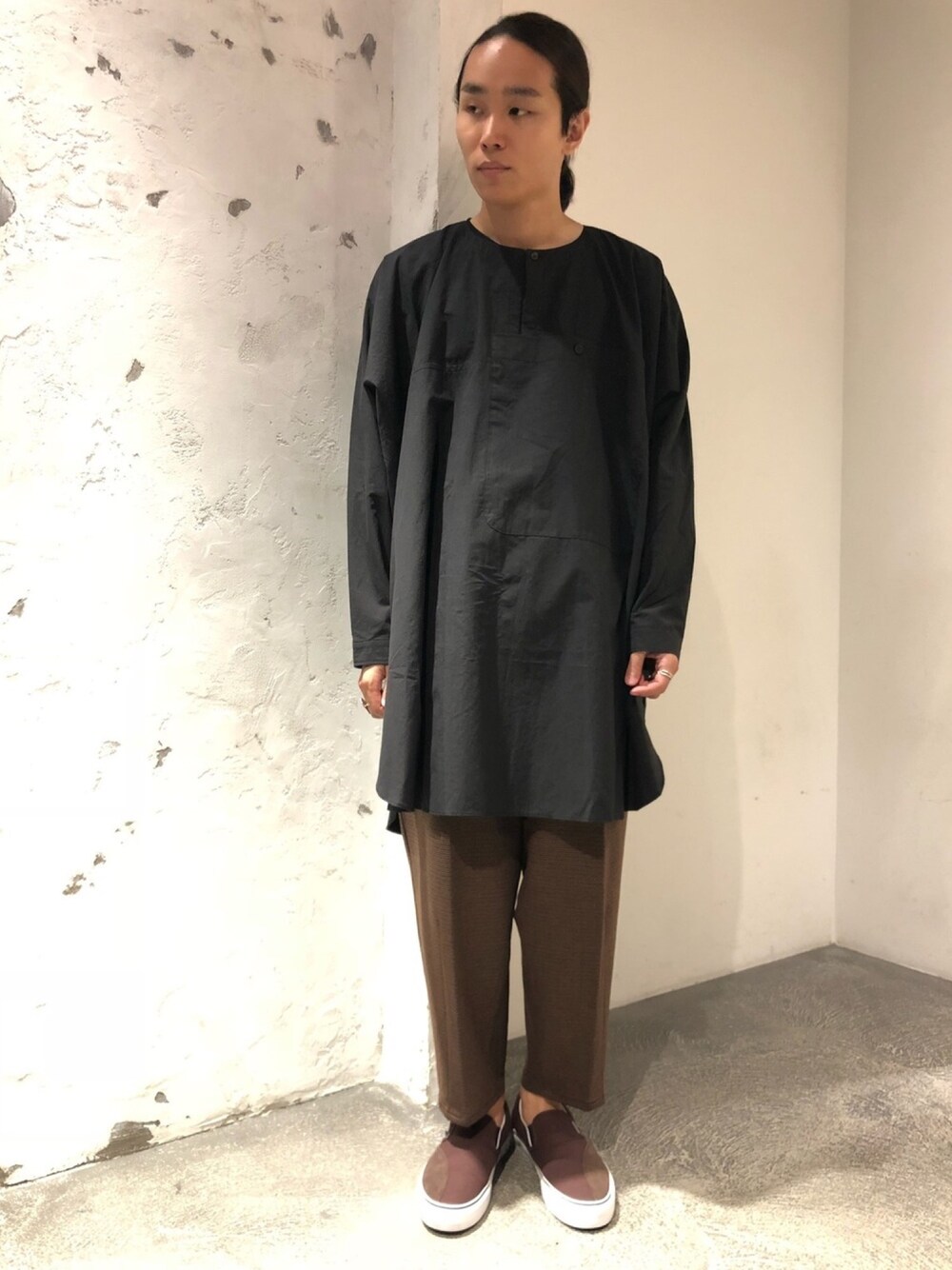 「ジョンブル、ジョンブル　プライベート　ラボ(Johnbull Private labo)、Johnbull Private labo、johnbull、ワイドパンツ、ロングシャツ、秋コーデ、オーバーサイズ、スタッフセンバツ、スリッポン」｜「O projectのアイテム（トップス、ブラック系）」を使った、kyamiさん（メンズ・175cm）の秋コーディネートの1枚目の写真