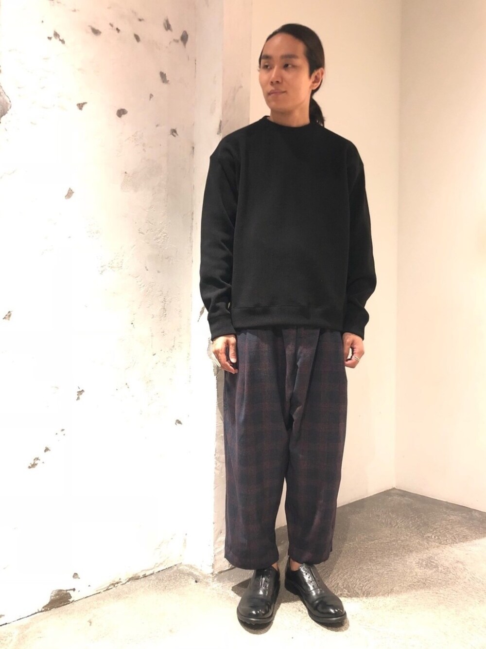 「ジョンブル、ジョンブル　プライベート　ラボ(Johnbull Private labo)、Johnbull Private labo、johnbull、秋コーデ、スウェット、チェックパンツ、革靴、大人カジュアル、シンプル」｜「Johnbull Private laboのクルーネックプルオーバー（スウェット、ブラック系）」を使った、kyamiさん（メンズ・175cm）の秋コーディネートの1枚目の写真