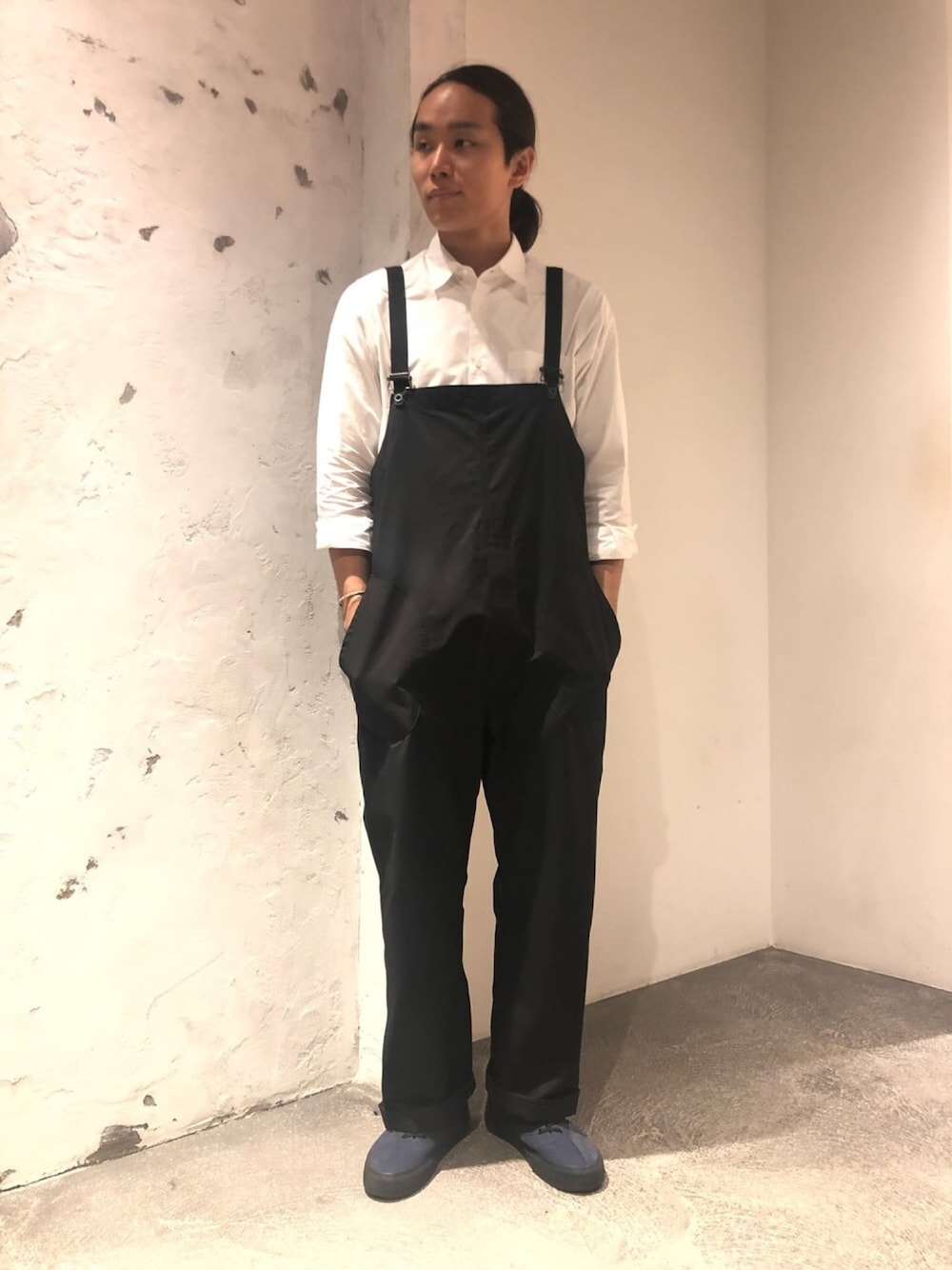 「ジョンブル、ジョンブル　プライベート　ラボ(Johnbull Private labo)、Johnbull Private labo、johnbull、オーバーオール、サロペット、白シャツ、オトナカジュアル、スニーカーコーデ、秋のコーデ」｜「Johnbullのネイビーオーバーオール（サロペット/オーバーオール、ブラック系）」を使った、kyamiさん（メンズ・175cm）の秋コーディネートの1枚目の写真