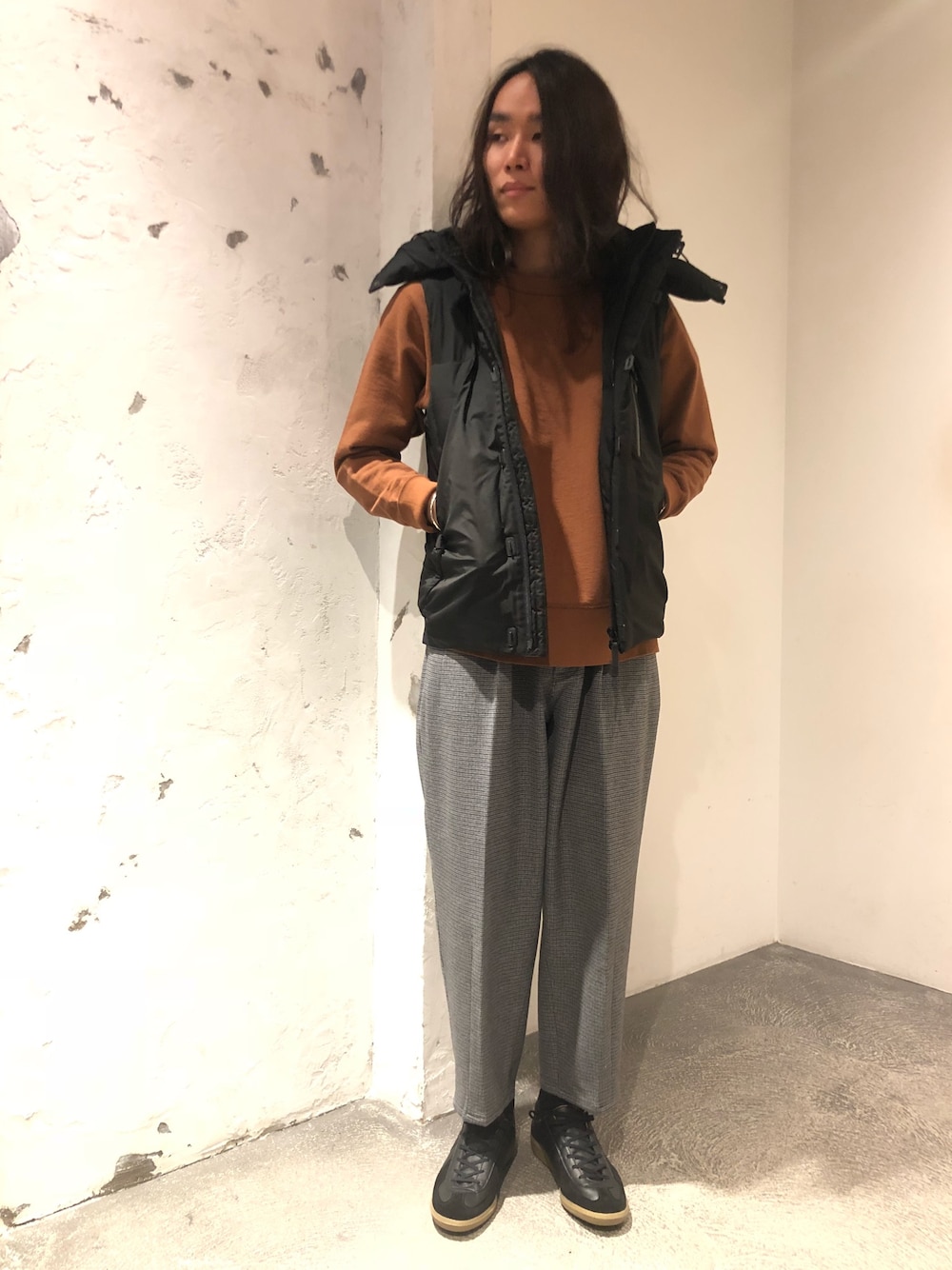 「ジョンブル、ジョンブル　プライベート　ラボ(Johnbull Private labo)、Johnbull Private labo、johnbull、ダウンベスト、スウェット、スラックス、スニーカー、秋のコーデ、オトナカジュアル」｜「Johnbullのダウンベスト（ダウンベスト、ブラック系）」を使った、kyamiさん（メンズ・175cm）の秋コーディネートの1枚目の写真