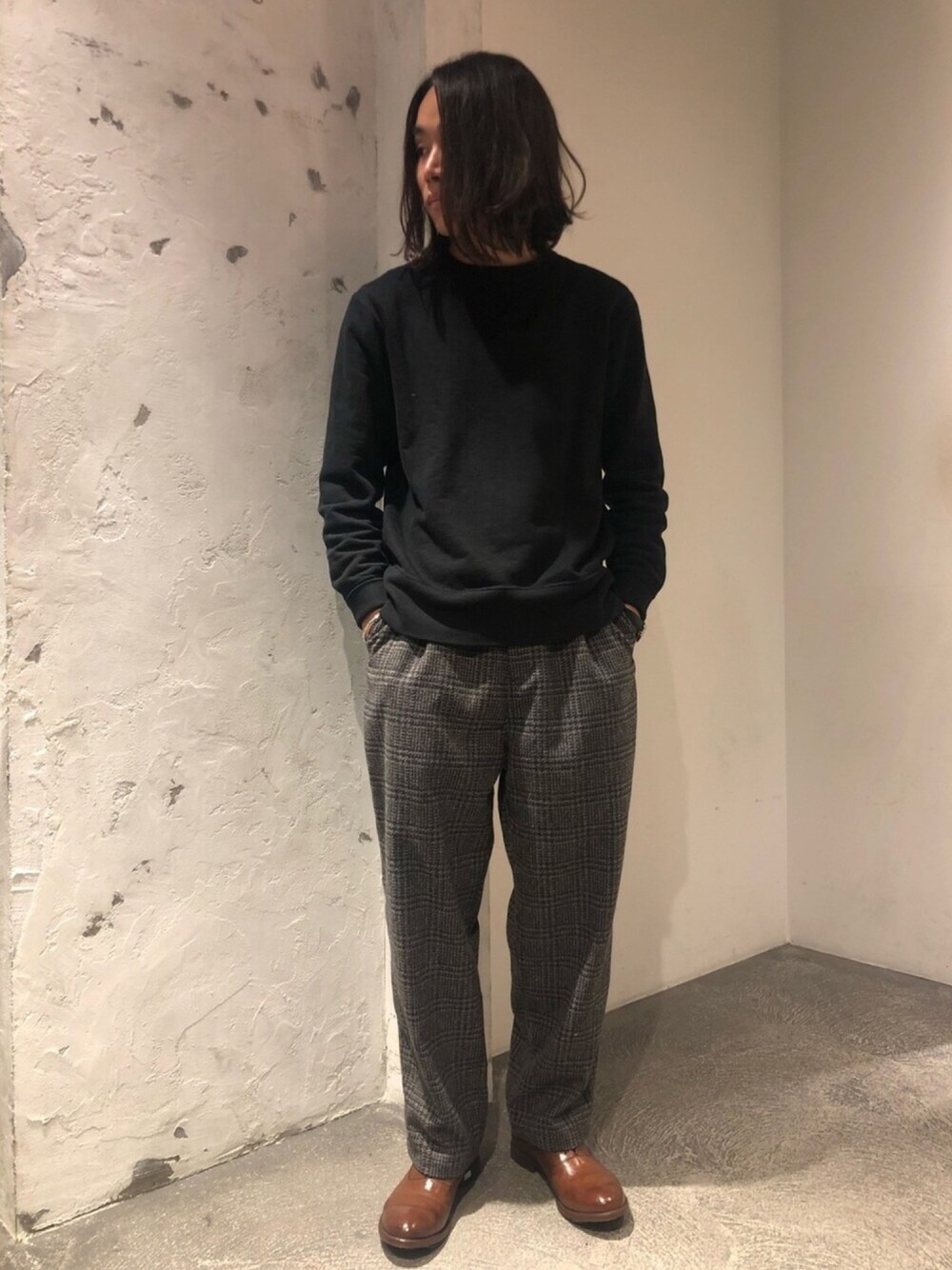 「ジョンブル、ジョンブル　プライベート　ラボ(Johnbull Private labo)、Johnbull Private labo、johnbull、スウェット、チェツクパンツ、革靴、オトナカジュアル、キレイめ、秋のコーデ」｜「Johnbull Private laboのクルーネックプルオーバー（スウェット、ブラック系）」を使った、kyamiさん（メンズ・175cm）の秋コーディネートの1枚目の写真