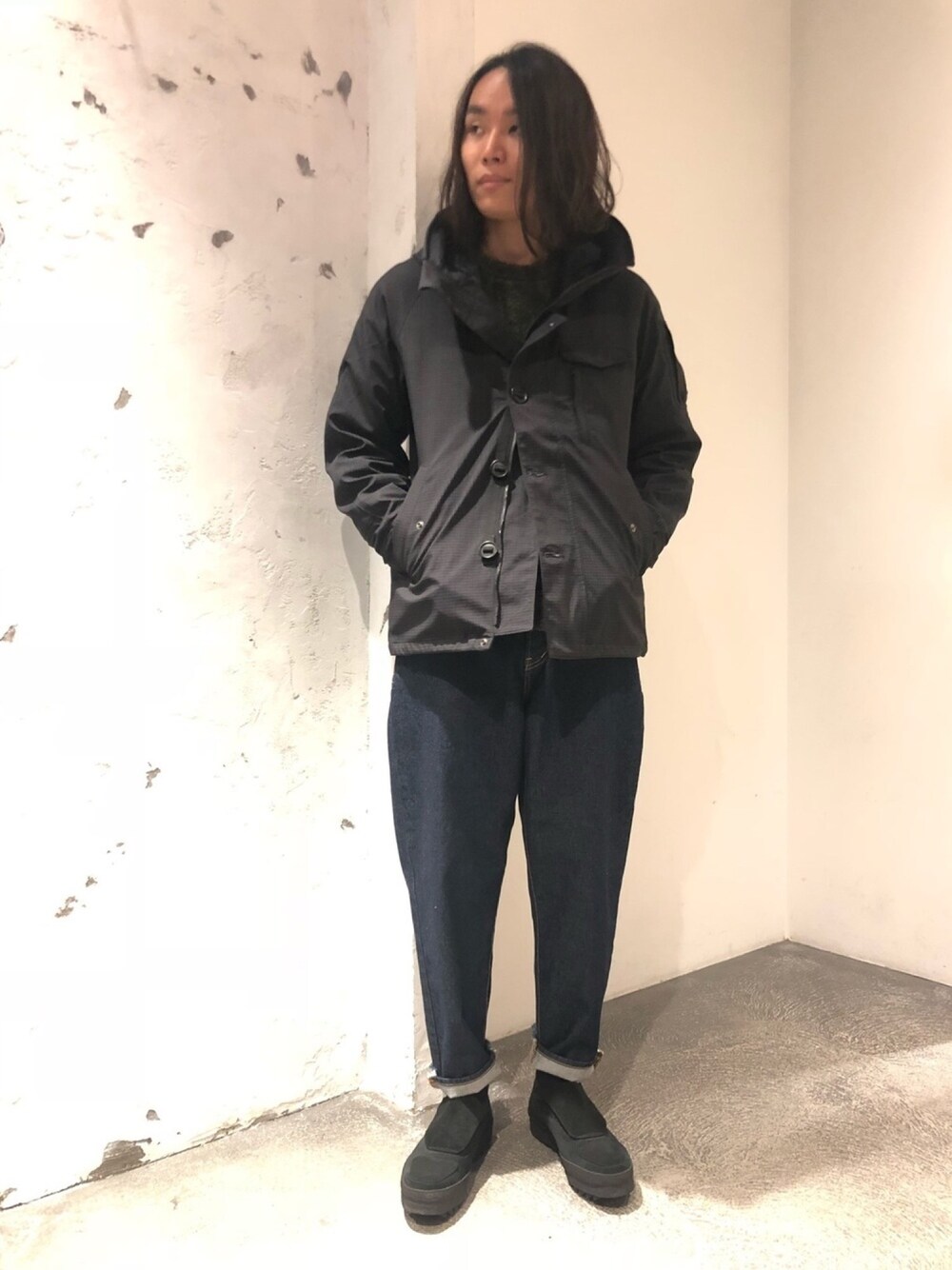 「ジョンブル、ジョンブル　プライベート　ラボ(Johnbull Private labo)、Johnbull Private labo、johnbull、秋のコーデ、大人カジュアル、デニムパンツ、秋冬コーデ、カジュアル、シンプルコーデ」｜「Johnbullのユーティリティーシェル（マウンテンパーカー、ブラック系）」を使った、kyamiさん（メンズ・175cm）の秋コーディネートの1枚目の写真