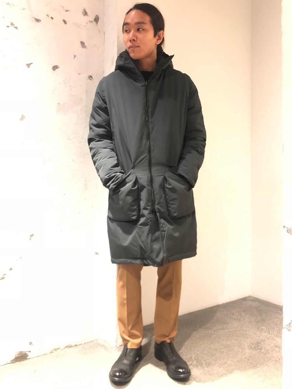 「ジョンブル、ジョンブル　プライベート　ラボ(Johnbull Private labo)、Johnbull Private labo、johnbull、冬コーデ、シンプルコーデ、オトナカジュアル、休日スタイル、秋冬、きれいめカジュアル」｜「SHUの【SHU】ナイロンコート / PARKA.V.2.0（その他アウター、グレー系）」を使った、kyamiさん（メンズ・175cm）の秋コーディネートの1枚目の写真
