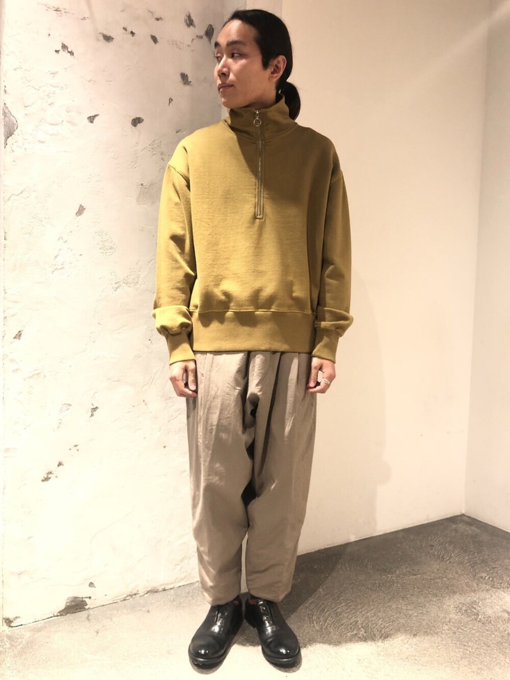 「ハーフジップ、ワイドパンツ、スポーツミックス、革靴、春コーデ、大人カジュアル、ジョンブル、ジョンブル　プライベート　ラボ(Johnbull Private labo)、Johnbull Private labo、johnbull」｜「mfpenのアイテム（トップス、イエロー系）」を使った、kyamiさん（メンズ・175cm）の冬コーディネートの1枚目の写真