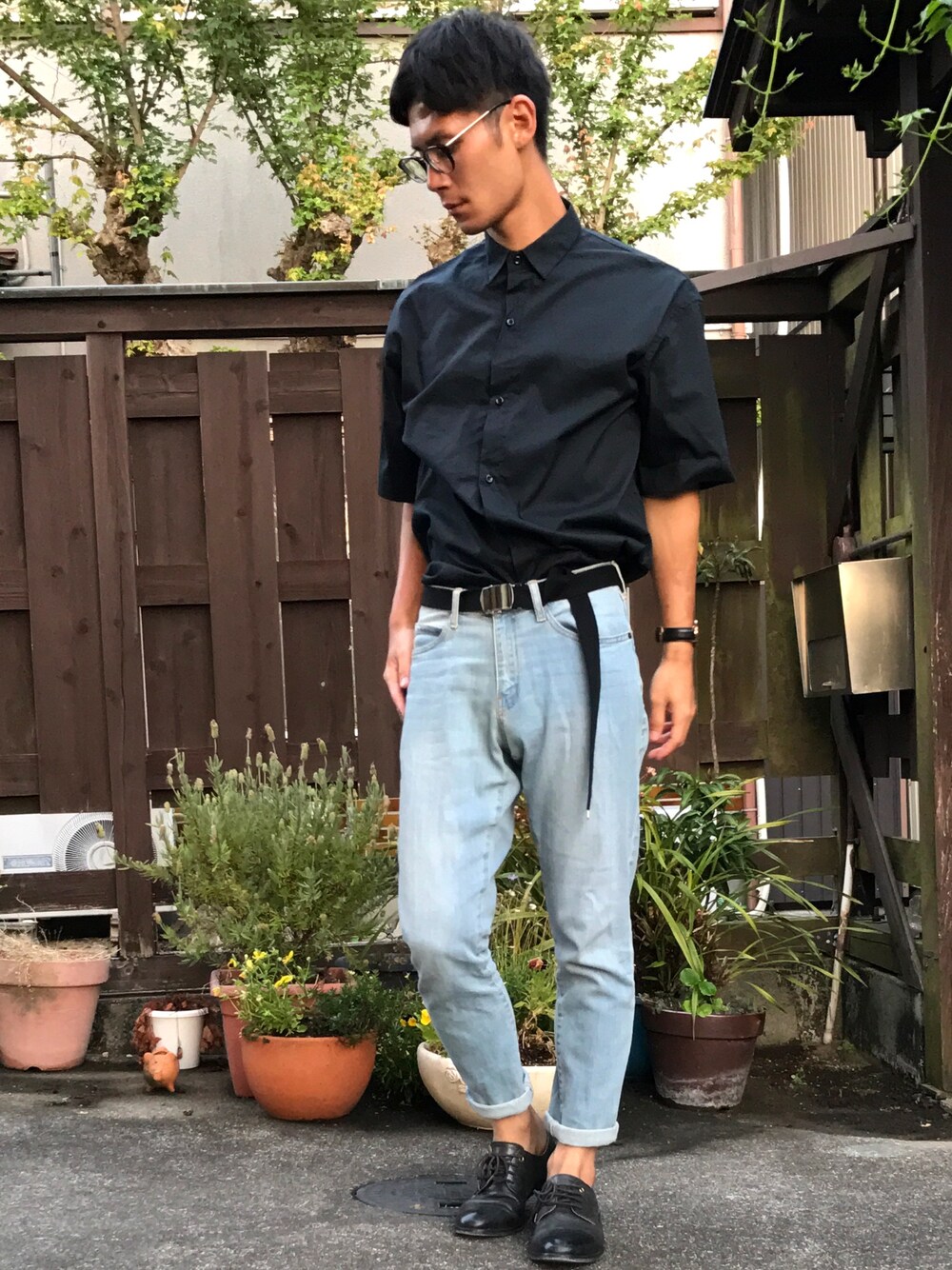 ブルー系のシャツ/ブラウス、ブルー系のデニムパンツ、ブラック系のその他シューズを着用したメンズの夏コーディネートの1枚目の写真