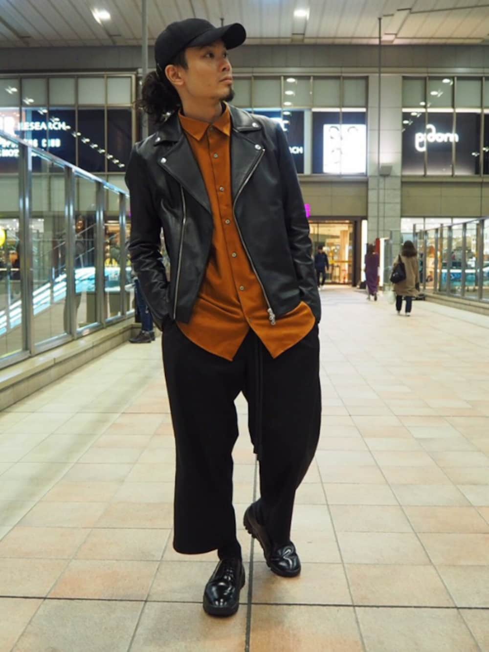 ブラック系のその他パンツ、ブラック系のライダースジャケット、ブラウン系のシャツ/ブラウスを着用したメンズの秋コーディネートの1枚目の写真