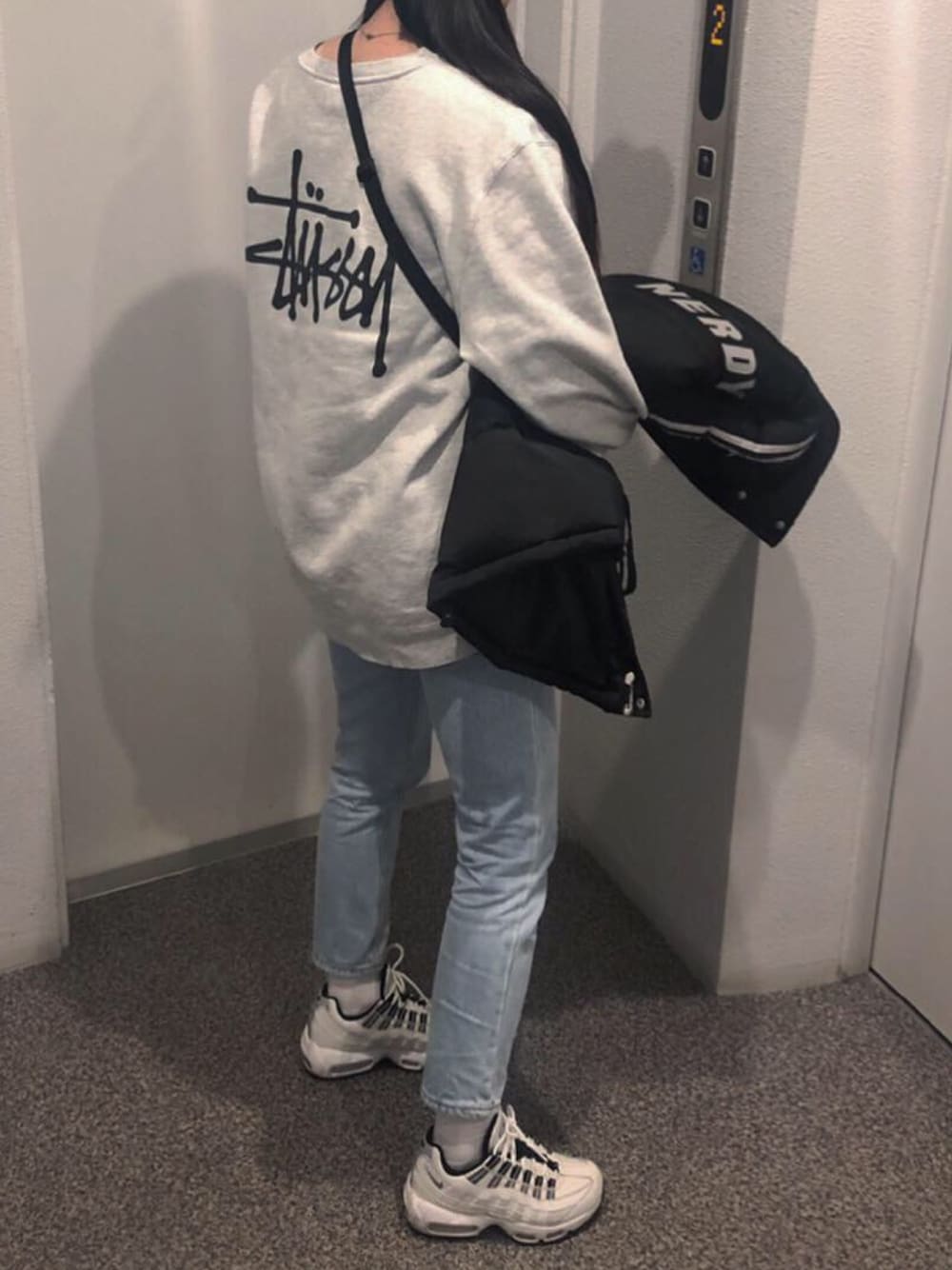 「韓国ファッション、韓国ストリート、韓国、韓国好きな人と繋がりたい、韓国スタイル、ストリート、エアマックス95、韓国ブランド、スウェット、ペディン」｜「STUSSYのアイテム（トップス、グレー系）」を使った、ayanoさん（レディース・163cm）の冬コーディネートの1枚目の写真