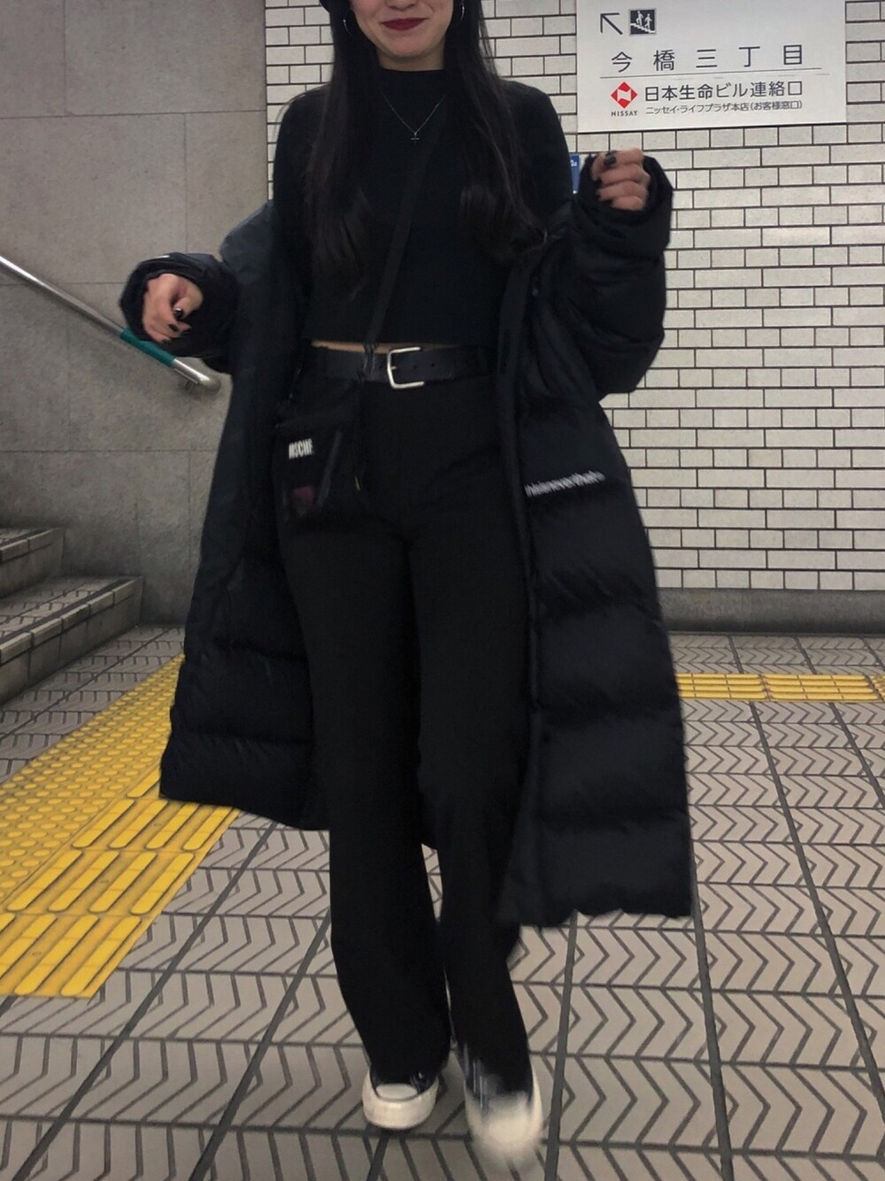 ブラック系のパンツ、ブラック系のジャケット/アウター、ブラック系のバッグを着用したレディースの冬コーディネートの1枚目の写真