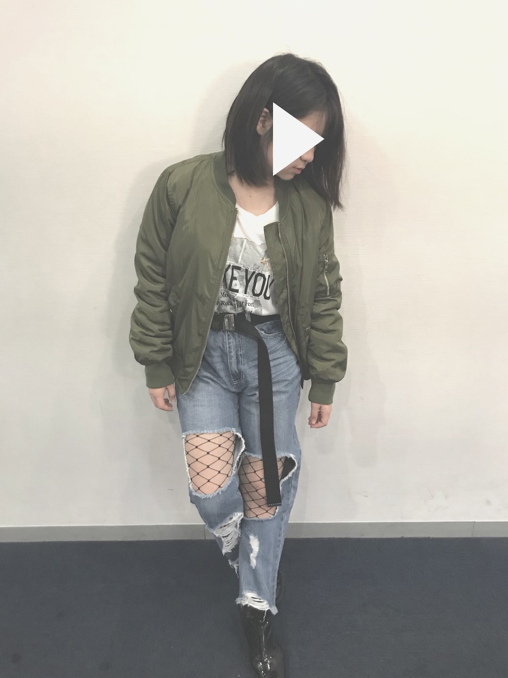 「網タイツ、網タイツ×デニム、ダメージデニムパンツ、ライブ、ライブスタイル、邦ロック、バンド、MA-1、カーキ、カーキアウター」｜「PinkLatteのアイテム（Tシャツ/カットソー、ホワイト系）」を使った、yunaさん（レディース・154cm）の秋コーディネートの1枚目の写真