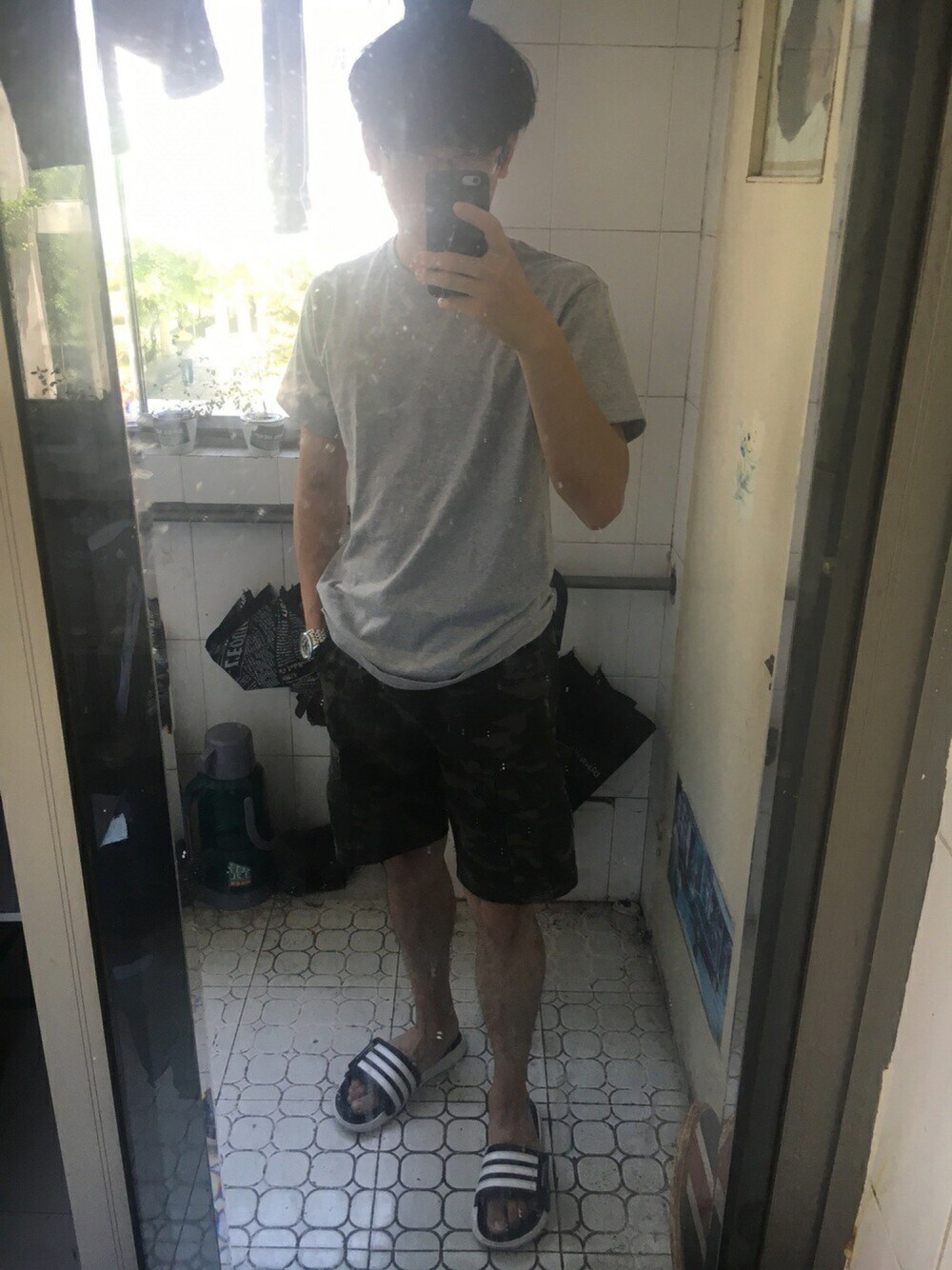 「UNIQLOのアイテム（Tシャツ/カットソー、グレー系）」を使った、三和音小さい天才さん（メンズ・180cm）の夏コーディネートの1枚目の写真