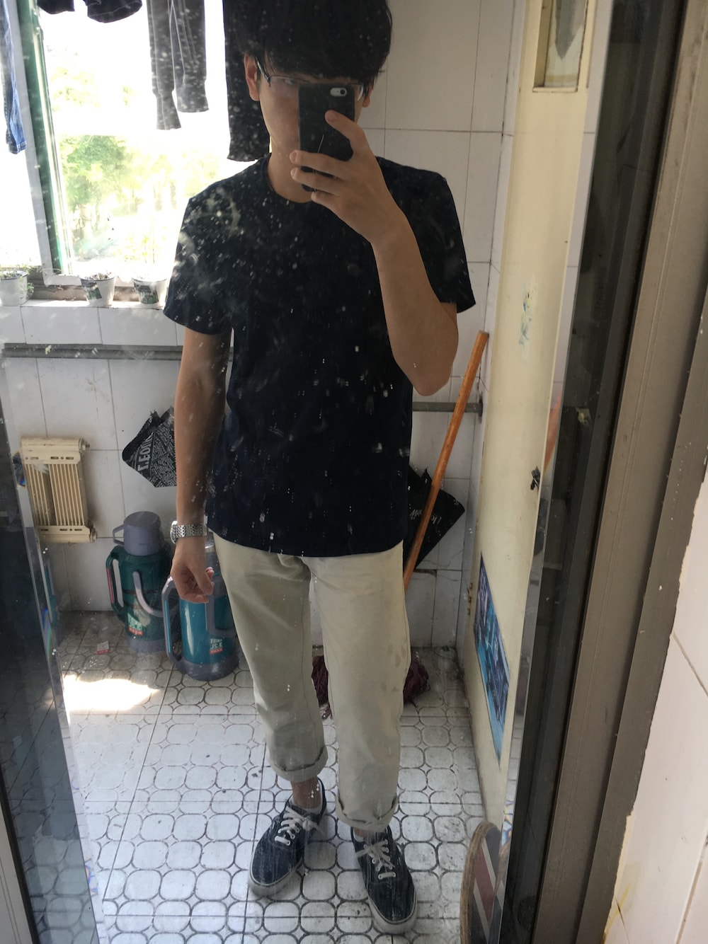 「UNIQLOのアイテム（Tシャツ/カットソー、ブルー系）」を使った、三和音小さい天才さん（メンズ・180cm）の夏コーディネートの1枚目の写真