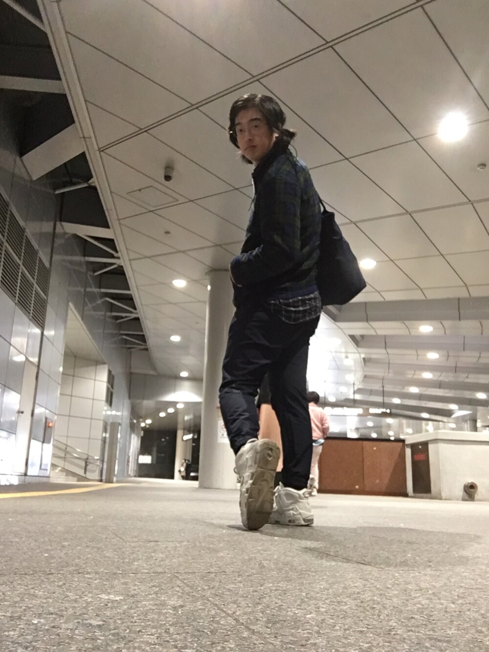 「熊井ちゃんバッグのアイテム（ショルダーバッグ、ブルー系）」を使った、マシカヤコタオさん（キッズ・179cm）の冬コーディネートの1枚目の写真