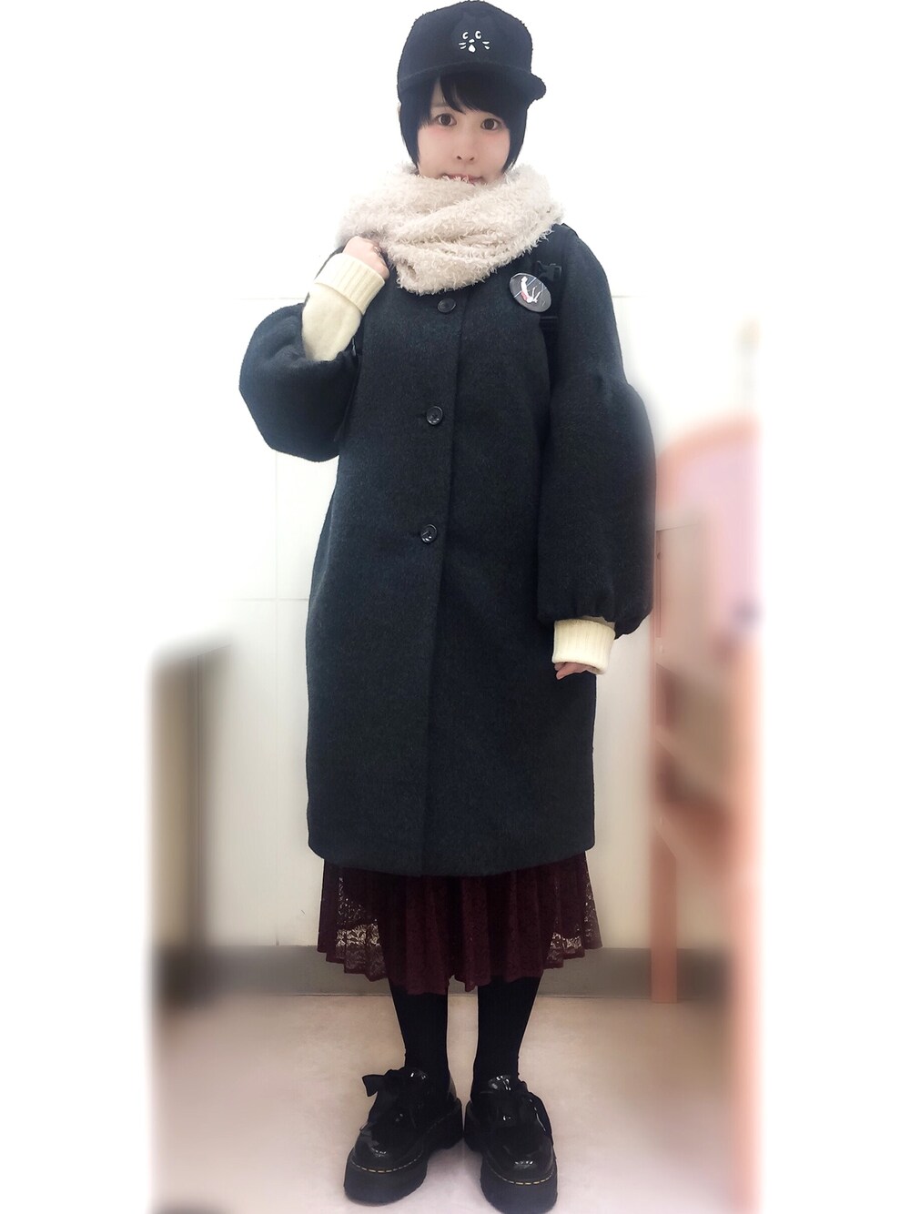 「 アウター、Dr.Martens、 キャップ、にゃー、 マーチン、 Ne-net、 冬、 ネネット」｜「にゃーのぼあにゃー×NEW ERA（キャップ、ブラック系）」を使った、もいもいさん（レディース・158cm）の冬コーディネートの1枚目の写真