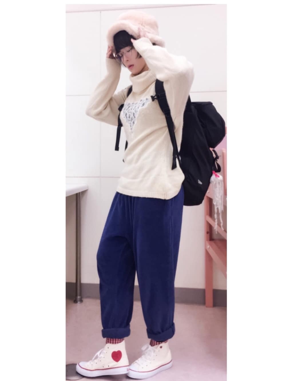 「めがね、カオリノモリ、converse、 コンバース、 ベロアパンツ、オールスター、コンバース オールスター、コンバース ハイカット、ハートパッチ」｜「CONVERSEのレディース converse コンバース ALL STAR HEARTPATCH HI オールスター ハートパッチ ハイ 32099610 NATURAL/RED（スニーカー、ホワイト系）」を使った、もいもいさん（レディース・158cm）の冬コーディネートの1枚目の写真