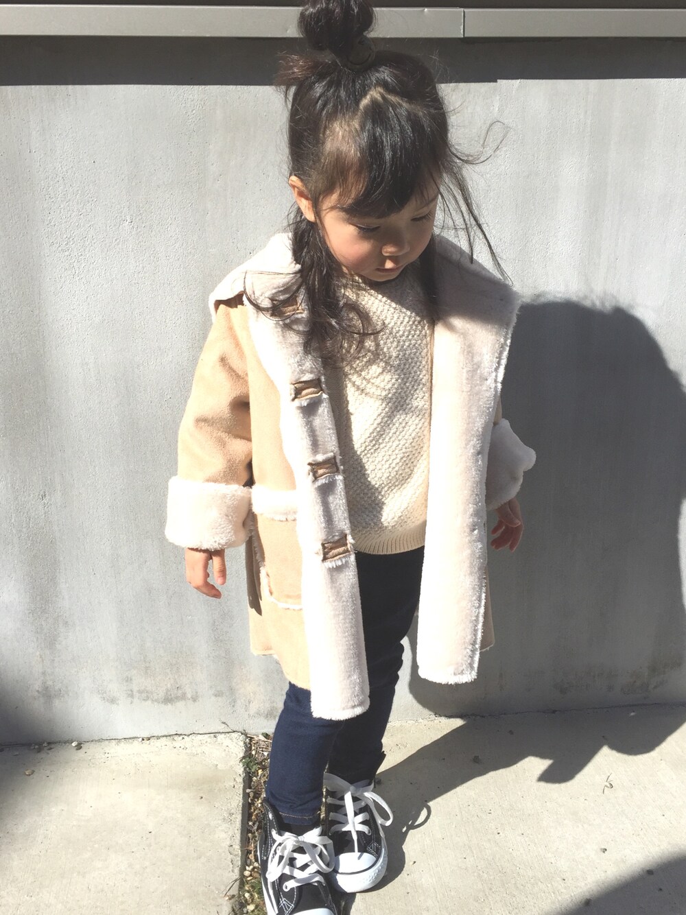 「シンプル、ムートンコート、コンバース、白ニット、キッズコーデ、女の子コーデ」｜「petit mainのアイテム（ムートンコート、ベージュ系）」を使った、yuichanさん（キッズ・90cm）の冬コーディネートの1枚目の写真