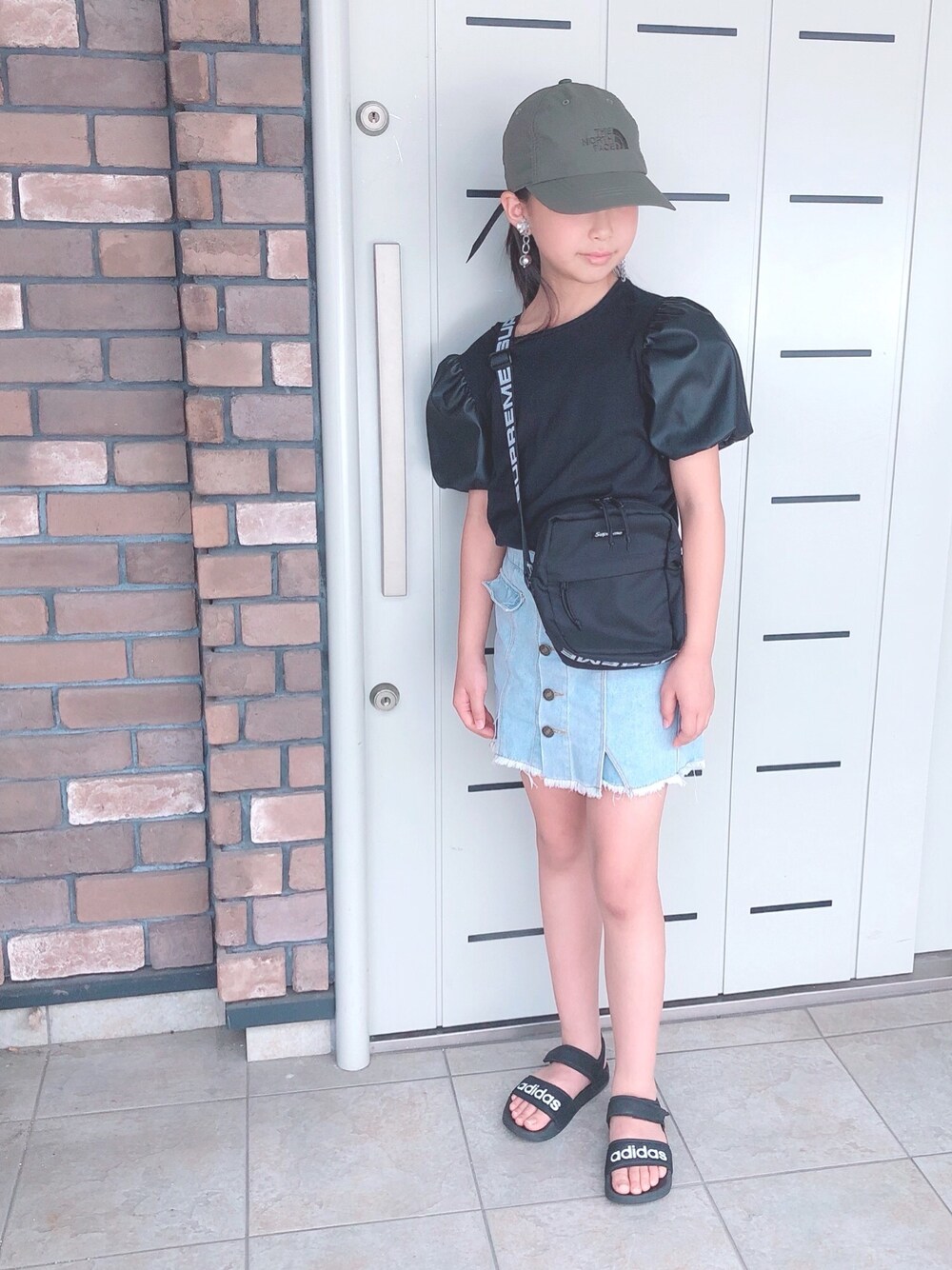 「夏コーデ、ZARA、THE NORTH FACE、休日スタイル、キッズコーデ、韓国子供服、サンダル、アディダス、女の子コーデ、デニムスカート」｜「Supreme のアイテム（ショルダーバッグ、ブラック系）」を使った、lotus1220さん（キッズ・135cm）の夏コーディネートの1枚目の写真
