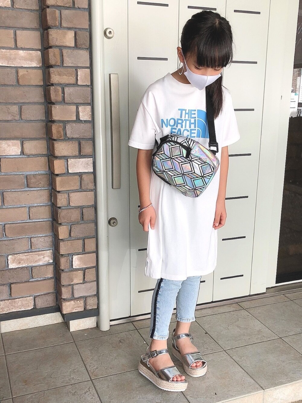 「ワンピース、キッズファッション、ゆるコーデ、女の子コーデ、夏コーデ、小4女子、厚底サンダル、シルバーサンダル」｜「adidasのミニ バックパック / アディダスオリジナルス（バックパック/リュック、シルバー系）」を使った、lotus1220さん（キッズ・135cm）の秋コーディネートの1枚目の写真