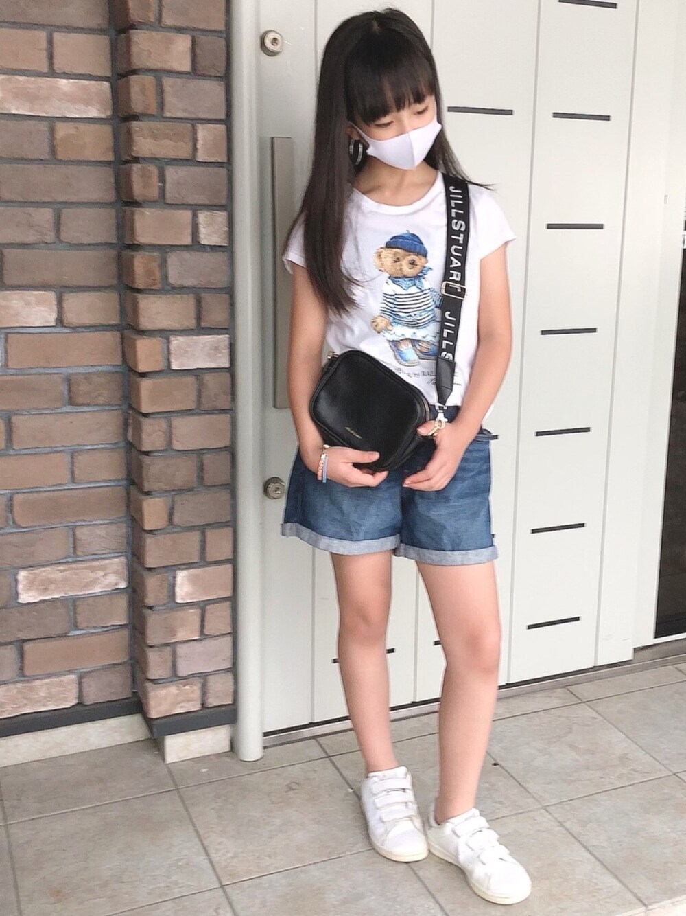 「休日スタイル、キッズファッション、ゆるコーデ、女の子コーデ、小4女子、ポロベアー、夏コーデ、デニム、ロングヘア」｜「JILL STUARTのアイテム（ショルダーバッグ、ブラック系）」を使った、lotus1220さん（キッズ・135cm）の秋コーディネートの1枚目の写真