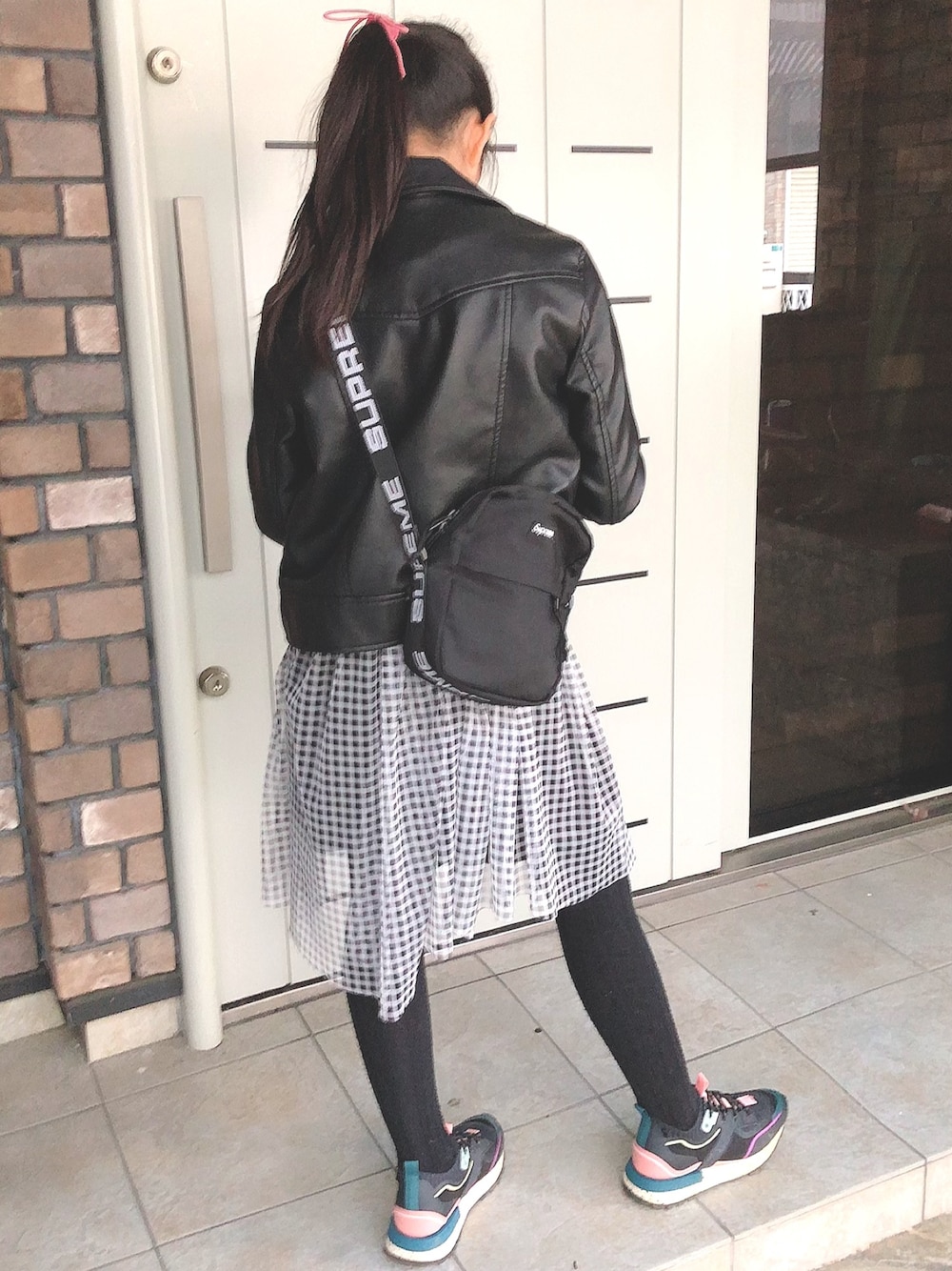 「ギンガムチェック、ZARAワンピース、小学生女子、休日スタイル、秋冬コーデ、女の子、キッズコーデ」｜「Supreme のアイテム（ショルダーバッグ、ブラック系）」を使った、lotus1220さん（キッズ・135cm）の秋コーディネートの1枚目の写真