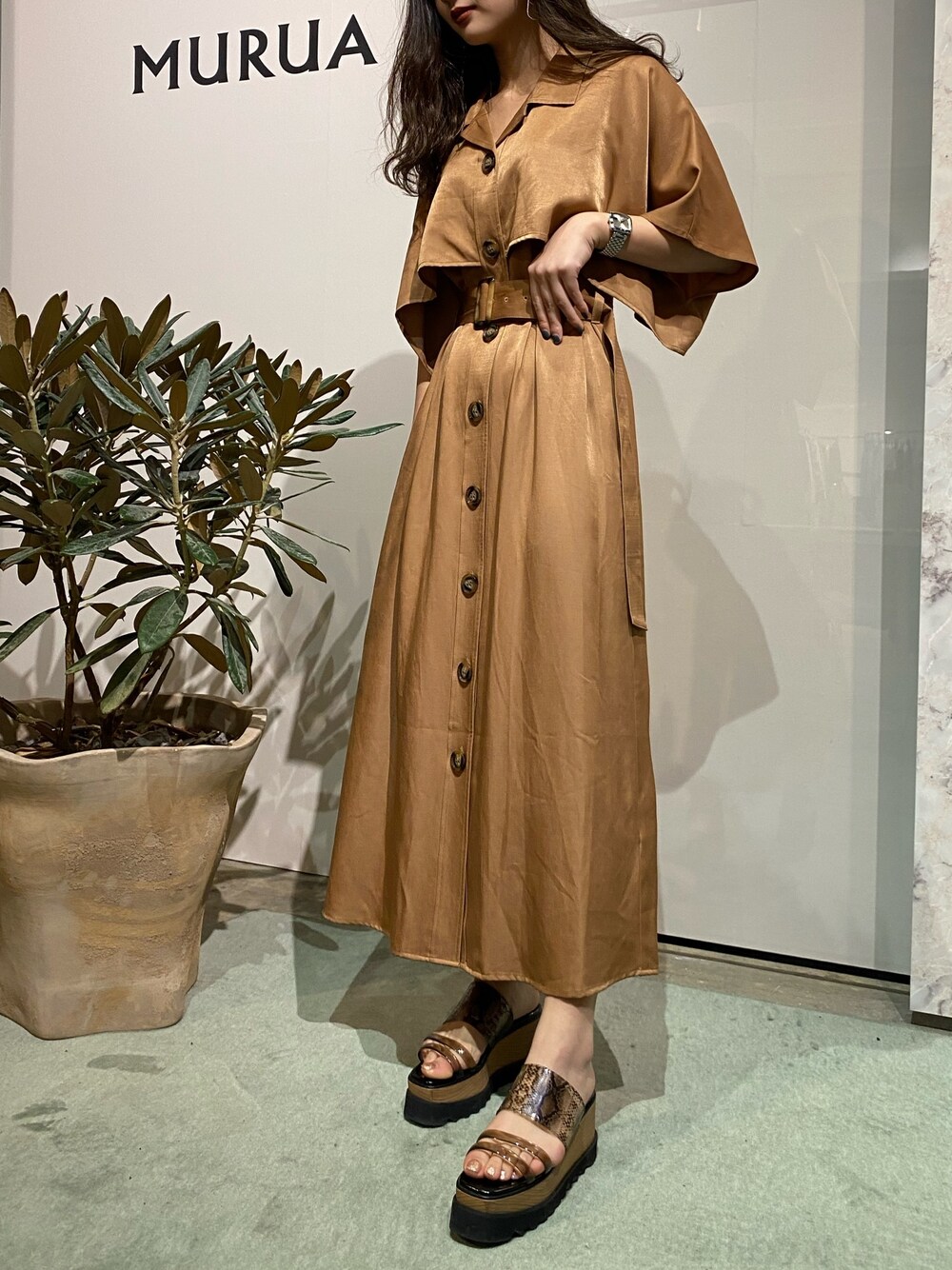 「ラクチンコーデ、シンプルコーデ、低身長コーデ、ワンピース、夏コーデ、春コーデ、オトナ女子、サテンワンピース」｜「MURUAのアイテム（ワンピース/ドレス、オレンジ系）」を使った、舞さん（レディース・155cm）の春コーディネートの1枚目の写真