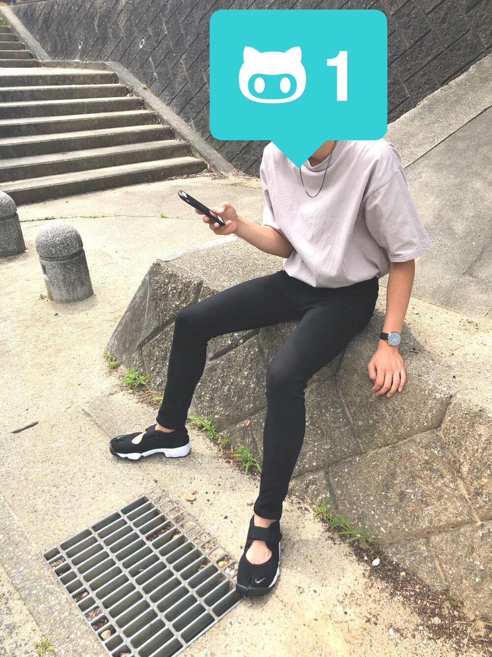 ホワイト系のデニムパンツ、ブラック系のサンダル、ベージュ系のTシャツ/カットソーを着用したメンズの夏コーディネートの1枚目の写真