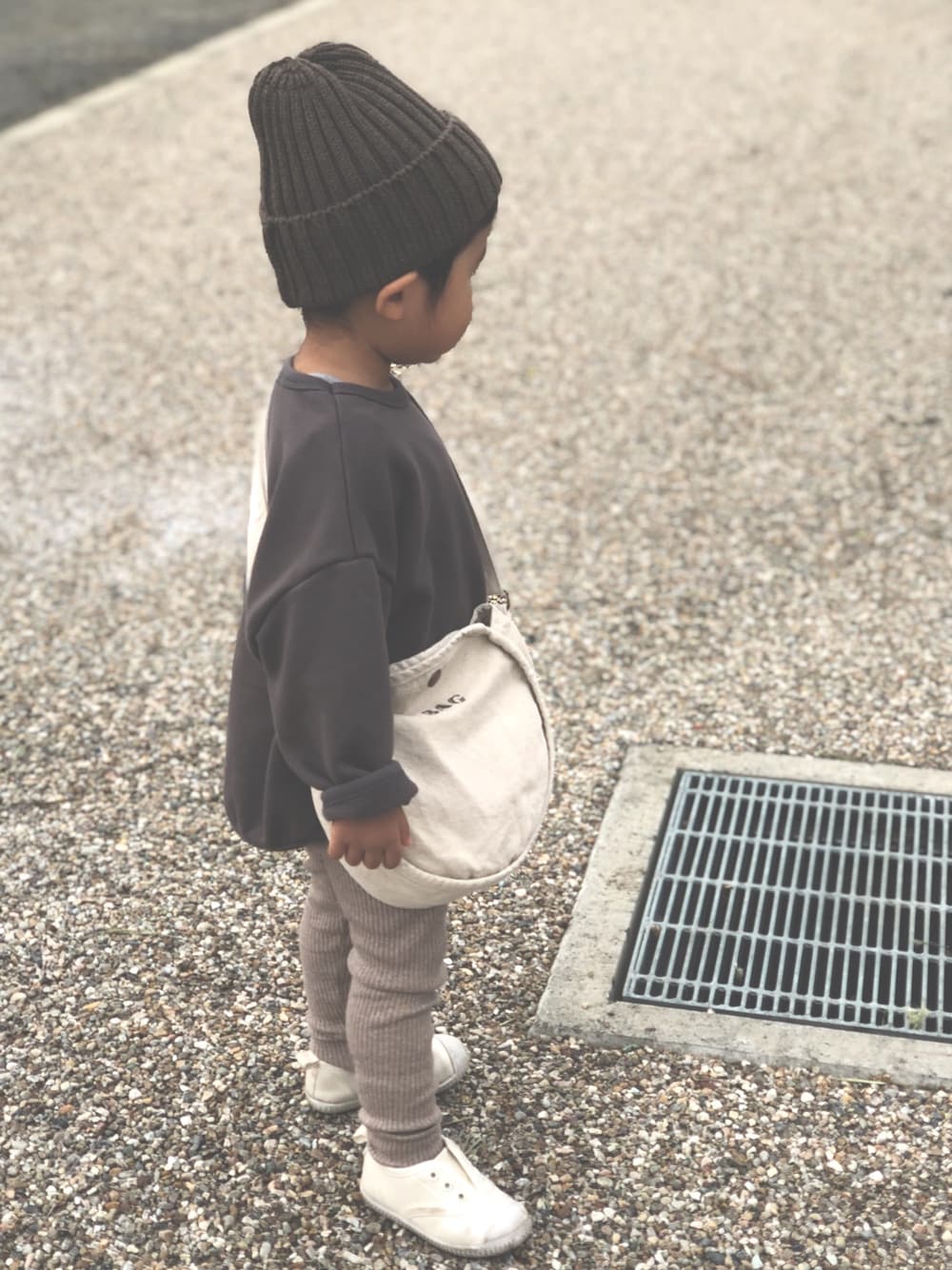 「くすみカラー、くすみコーデ、レギンス、2歳、2歳5ヶ月、男の子コーデ、おとこのこスタイル、おとこのこ、ニット帽、韓国子供服giyomi」｜「韓国子供服 giyomiのアイテム（ショルダーバッグ、ベージュ系）」を使った、shocoさん（レディース・155cm）の秋コーディネートの1枚目の写真