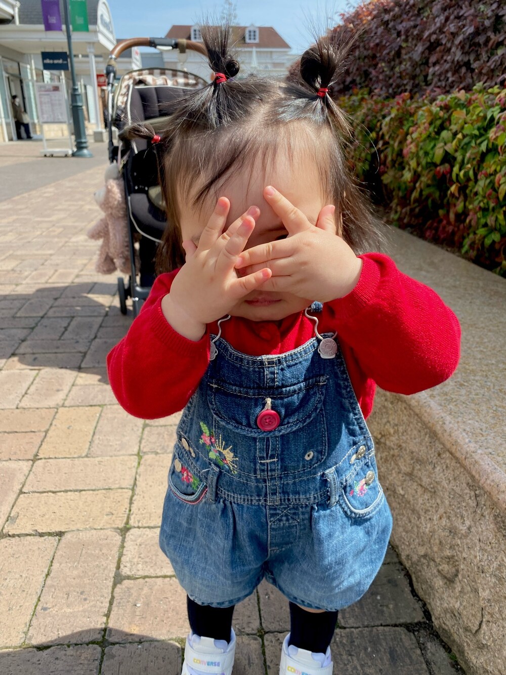 「女の子コーデ、デニムサロペット、キッズファッション、女の子」｜「babyGAPのアイテム（オールインワン・サロペット、ブルー系）」を使った、cocoさん（キッズ・90cm）の春コーディネートの1枚目の写真