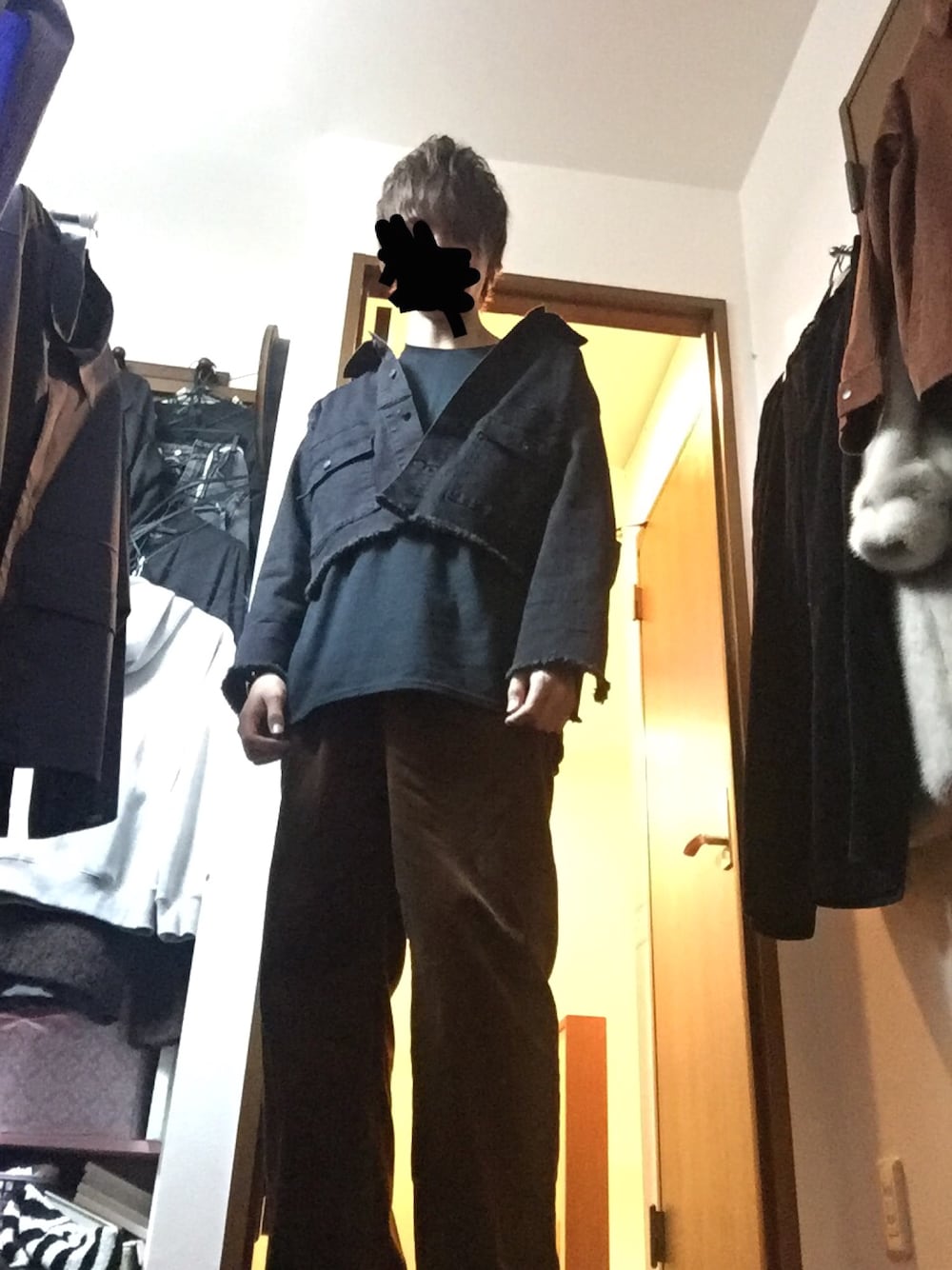 「HARE、KaneZ、STUDIOUS、デニムジャケット、ロンT、ワイドパンツ、コーデュロイ、ショート丈」｜「HAREのBIGデニムGジャン(HARE)（デニムジャケット、ブラック系）」を使った、黒さん（メンズ・183cm）の秋コーディネートの1枚目の写真