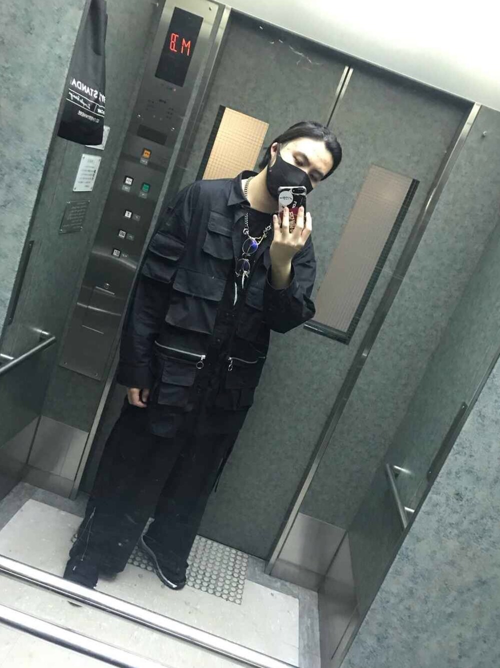 「出兵、出陣しヤース、マンバン」｜「DANKE SCHONのDankeSchon/ダンケシェーン/ポケットシャツ（シャツ/ブラウス、ブラック系）」を使った、黒さん（メンズ・183cm）の秋コーディネートの1枚目の写真
